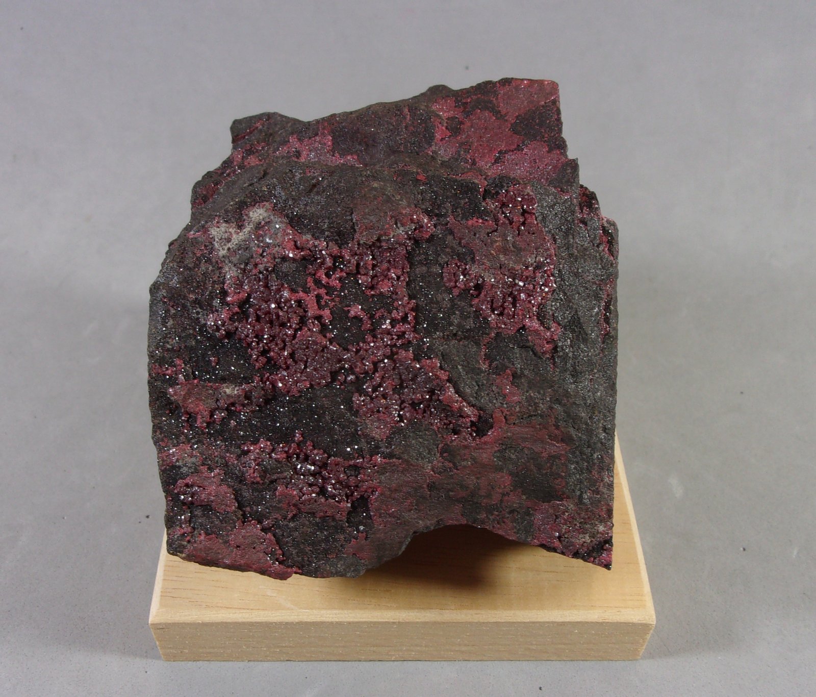 Cinabrio
8,2 x 6,9 x 5,8 cm.
(Autor: J. G. Alcolea)