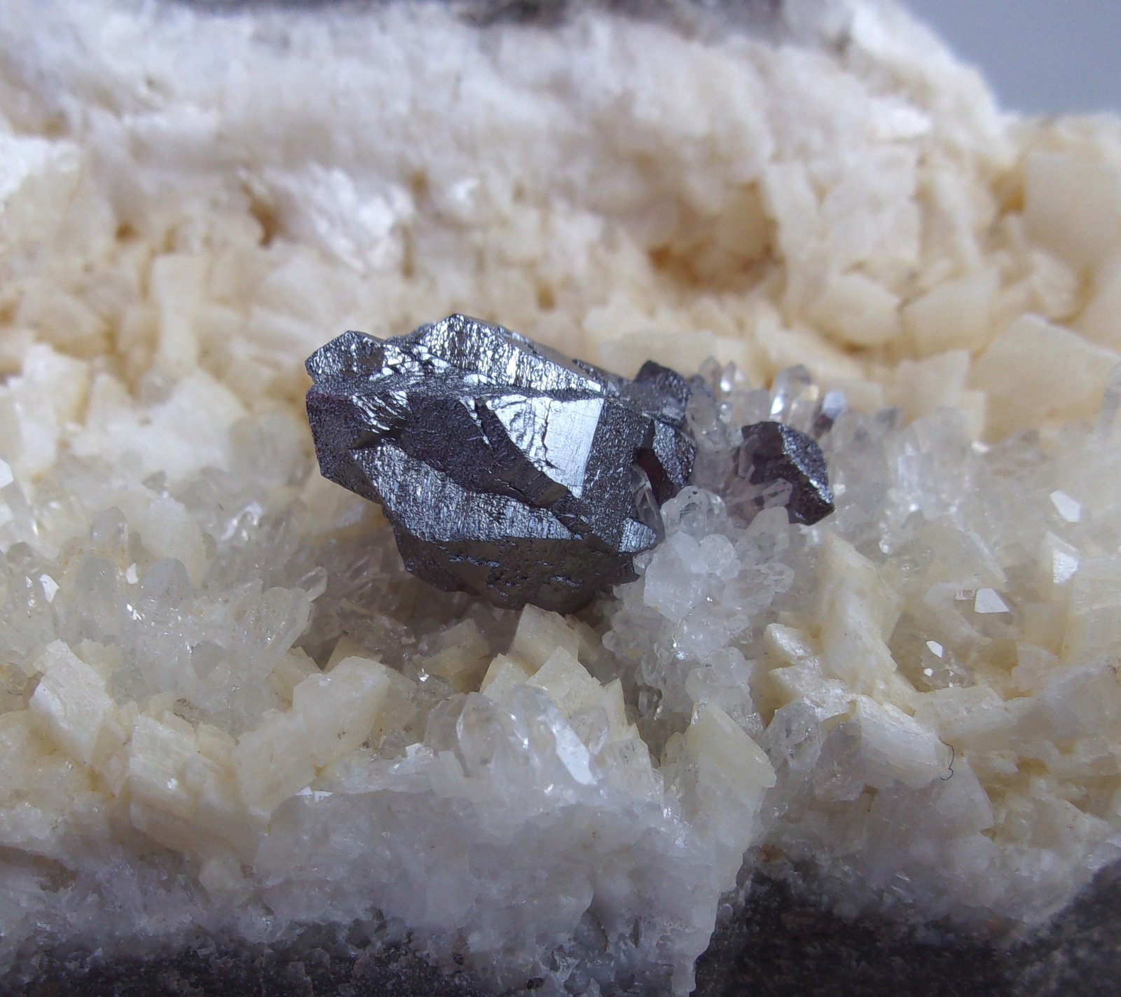 Cinabrio
6,9 x 4,3 x 2,8 cm.
(Autor: J. G. Alcolea)