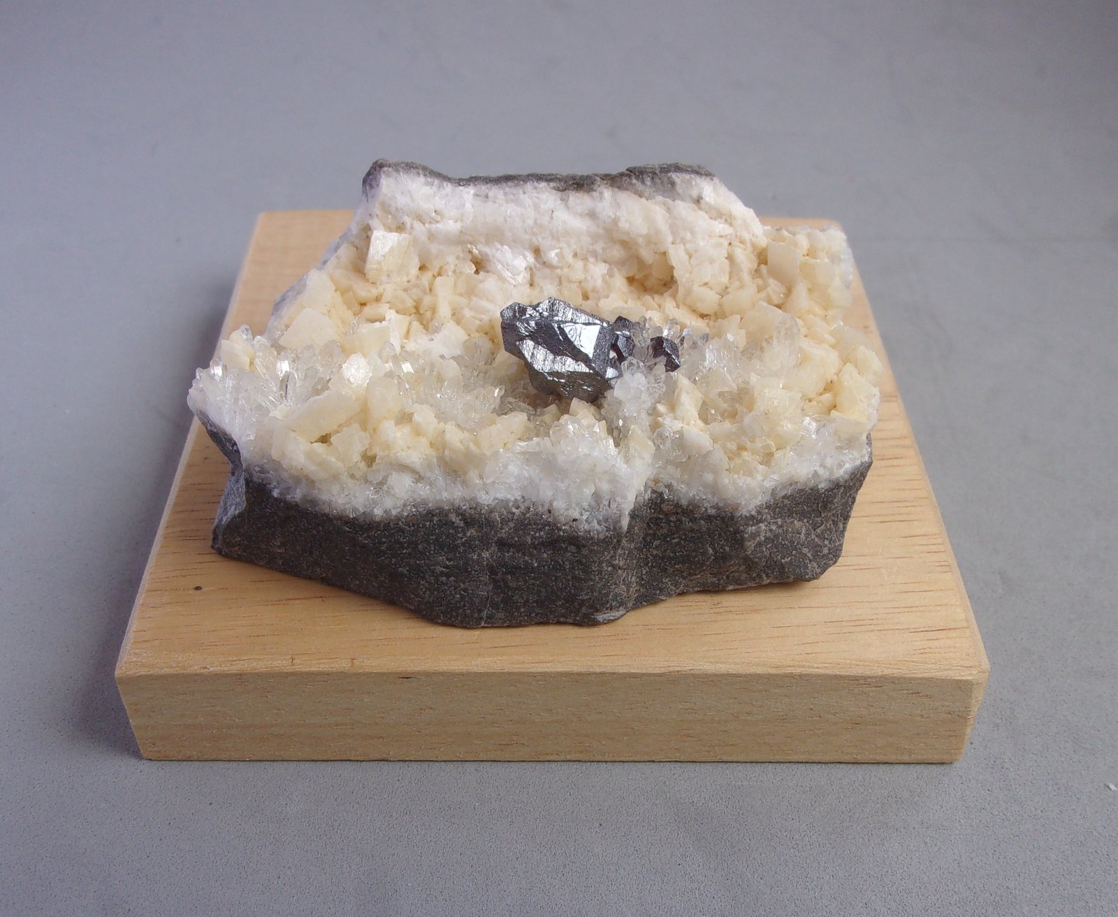 Cinabrio
6,9 x 4,3 x 28 cm.
(Autor: J. G. Alcolea)