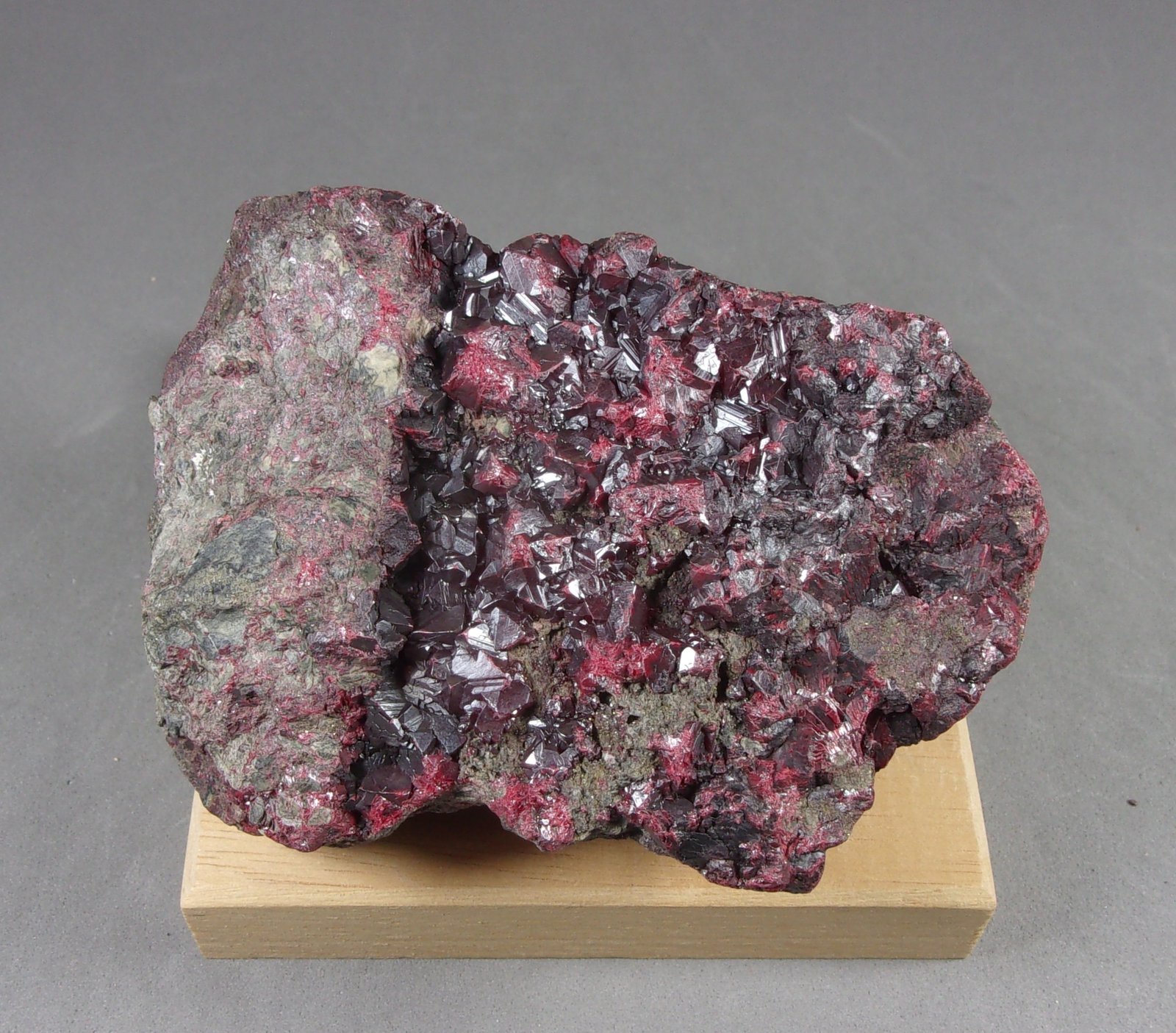 Cinabrio
8,5 x 6,2 x 4,1 cm.
(Autor: J. G. Alcolea)