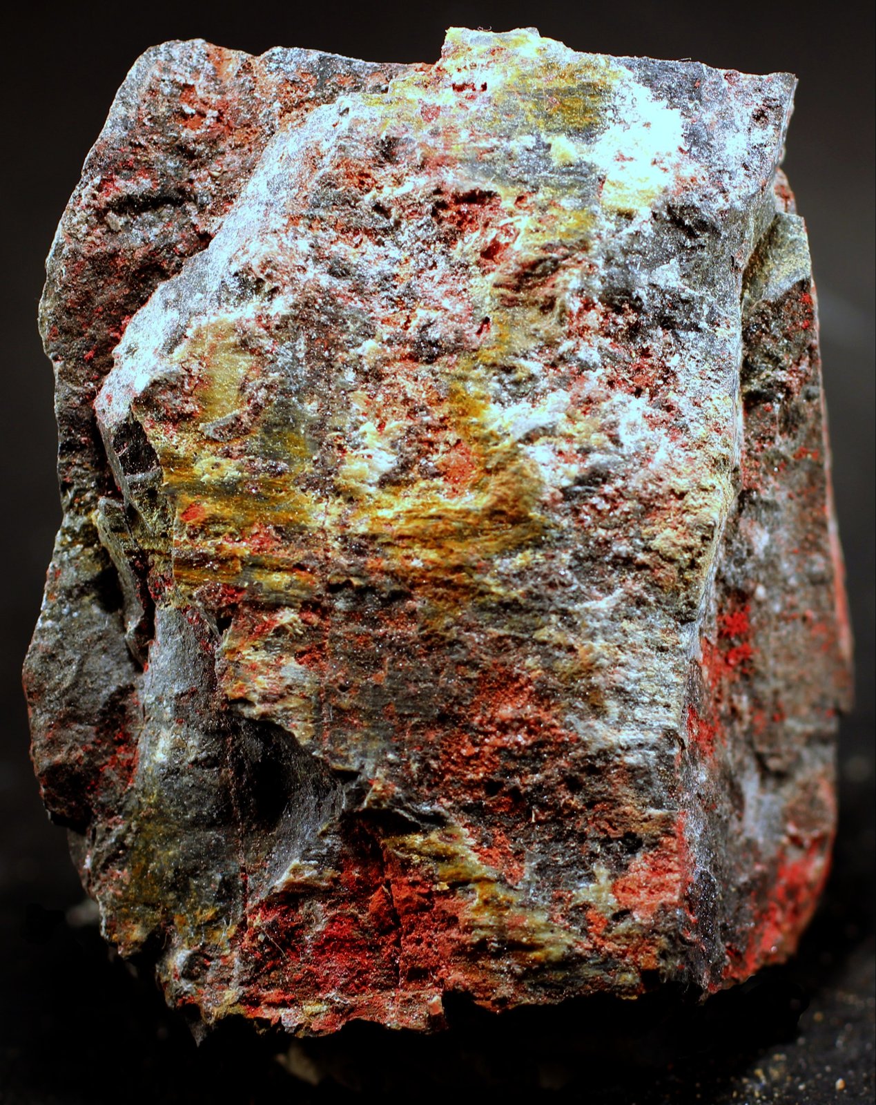 Cinabrio, Cerusita
55 x 44 x 25 mm.
(Autor: José Luis Zamora)