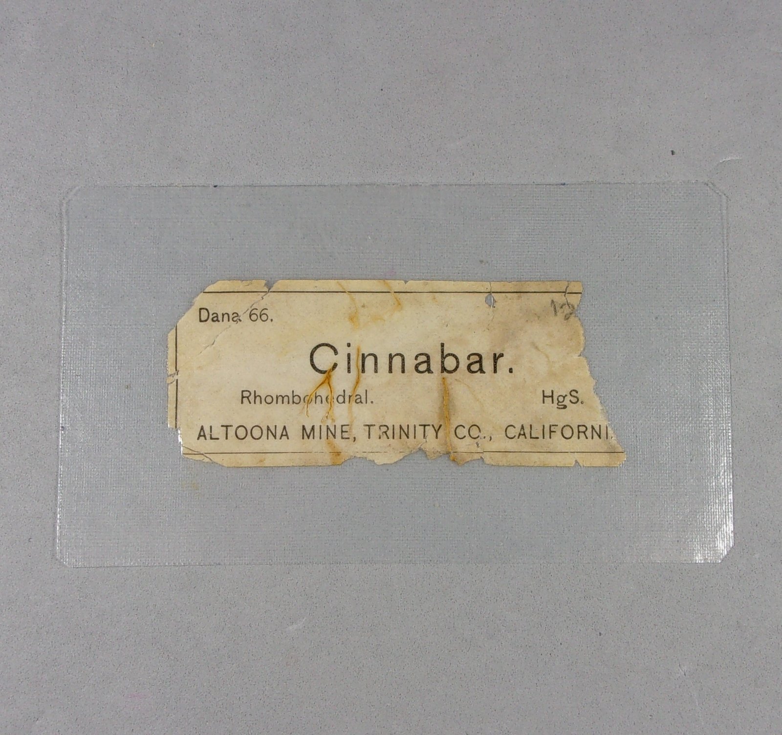 _Cinabrio, etiqueta.
6,8 x 5,2 x 3,2 cm.
(Autor: J. G. Alcolea)
