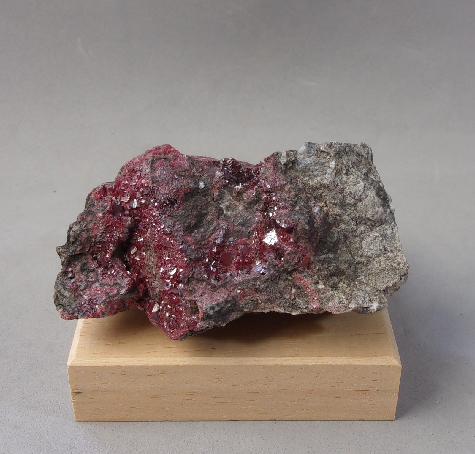 Cinabrio
6,8 x 5,2 x 3,2 cm.
(Autor: J. G. Alcolea)