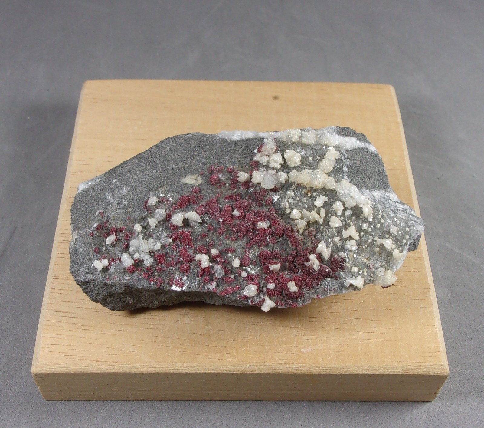 Cinabrio con Dolomita
7,1 x 4 x 2,5 cm.
(Autor: J. G. Alcolea)