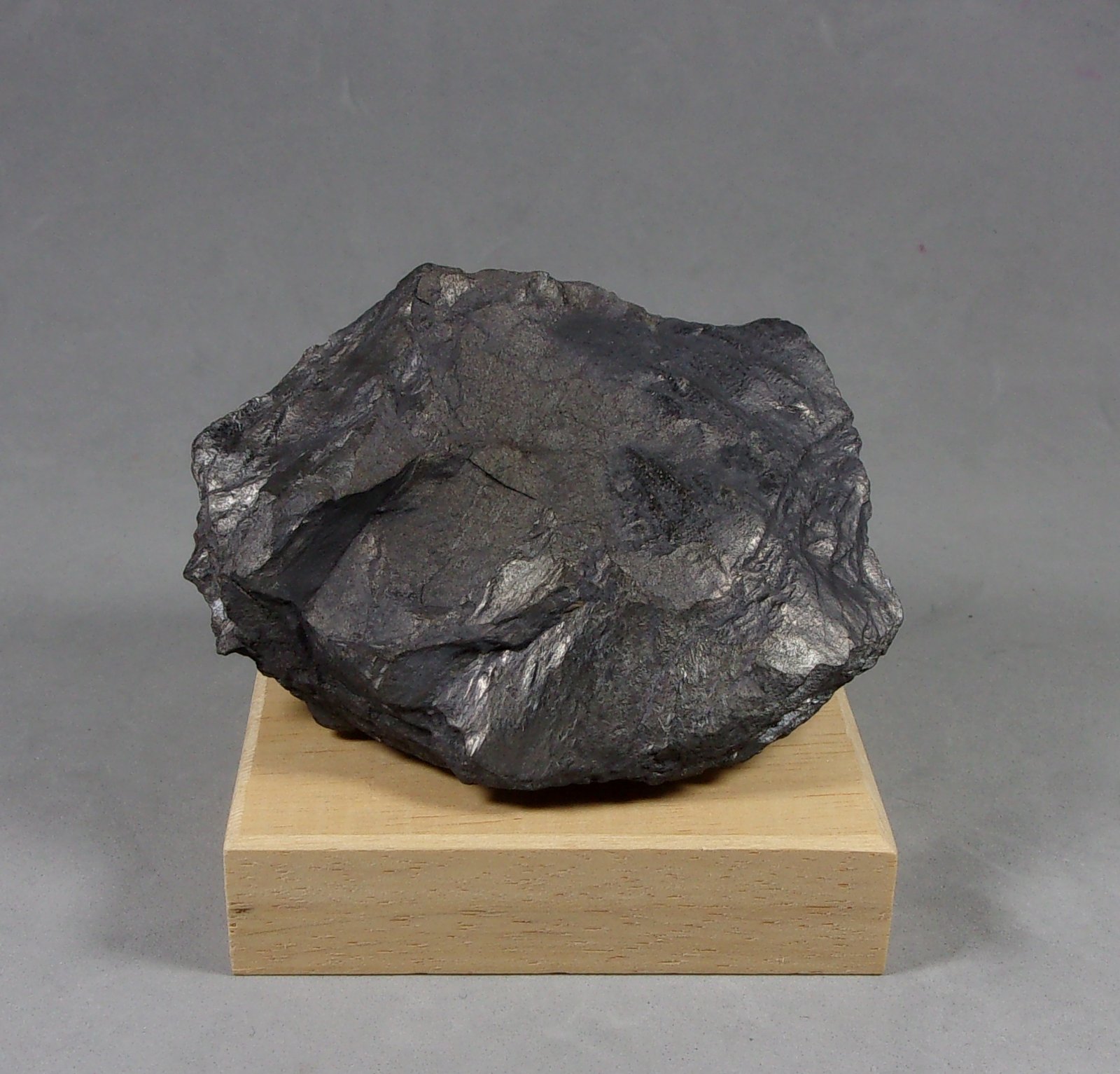 Cinabrio (variedad bituminoso)
7,2 x 5,6 x 2,1 cm.
(Autor: J. G. Alcolea)