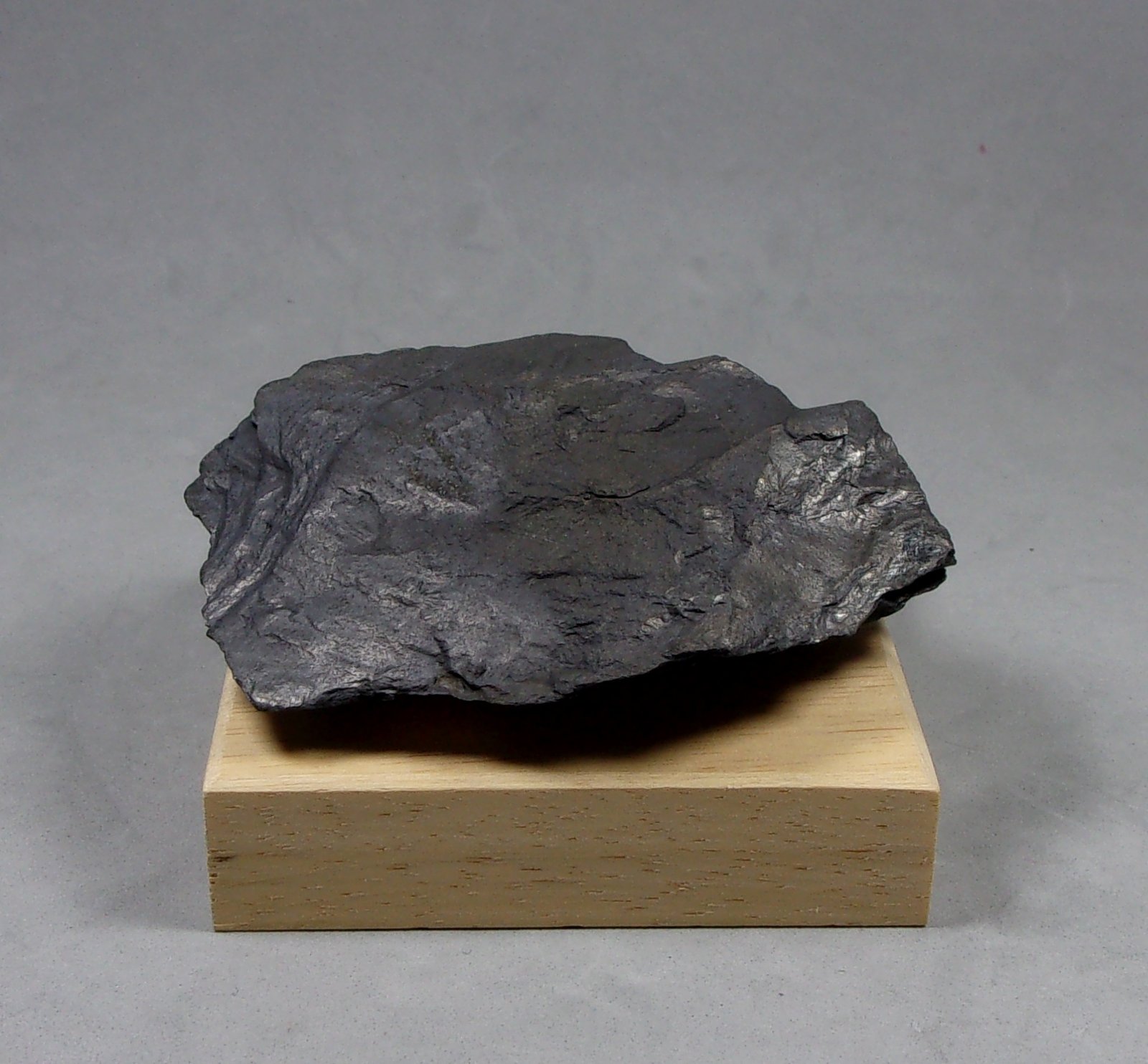 Cinabrio (variedad bituminoso)
7,2 x 5,6 x 2,1 cm.
(Autor: J. G. Alcolea)