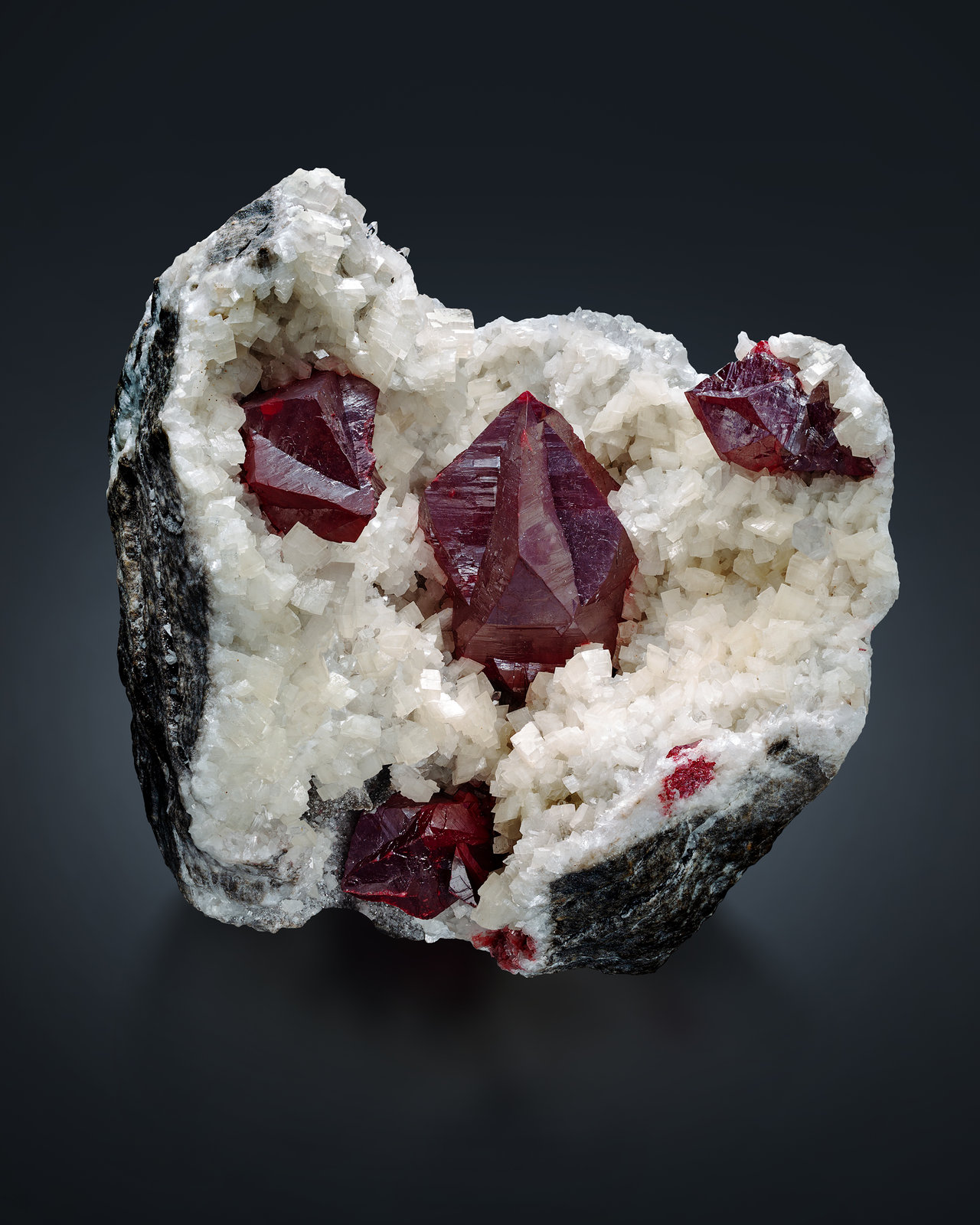 Cinabrio
9.5 x 8 x 10 cm / cristal principal: 4.3 cm
(Autor: Museo MIM)