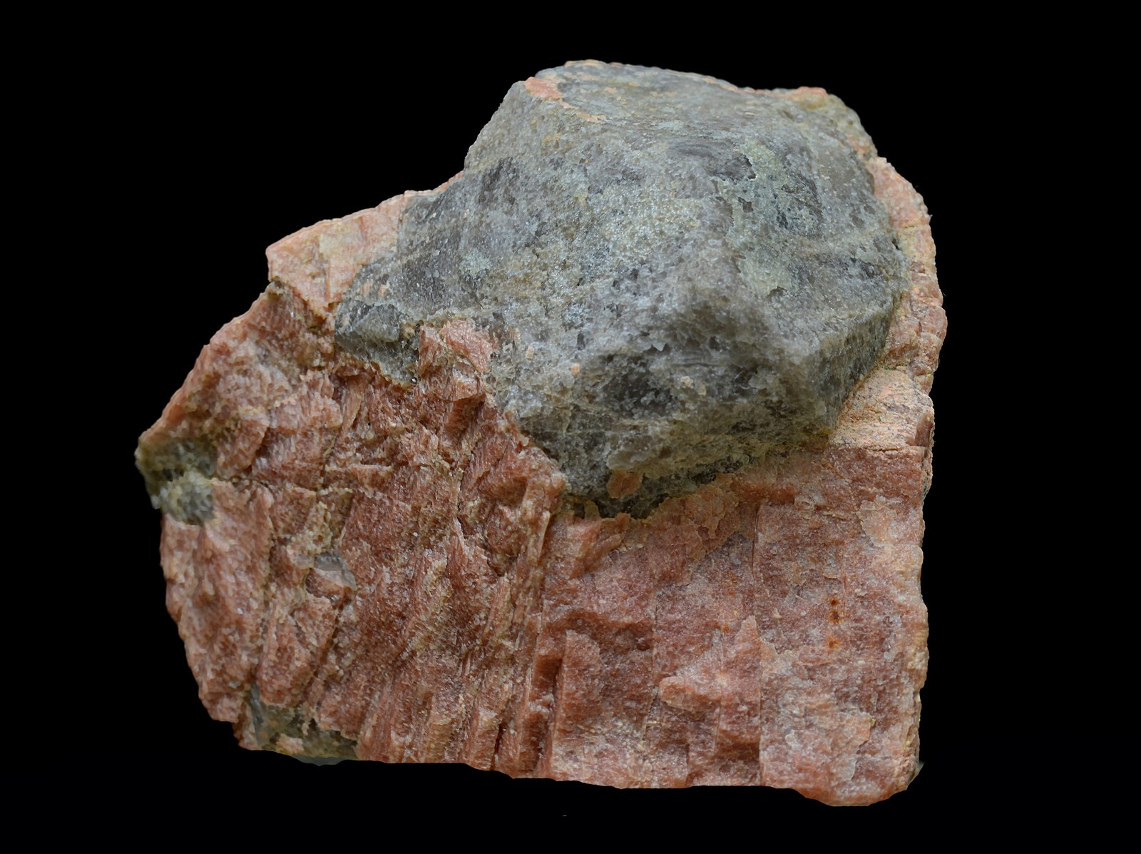Zircón sobre ortoclasa.
Cristal de 30 x 30 x 17 mm.
(Autor: Antonio Carmona)