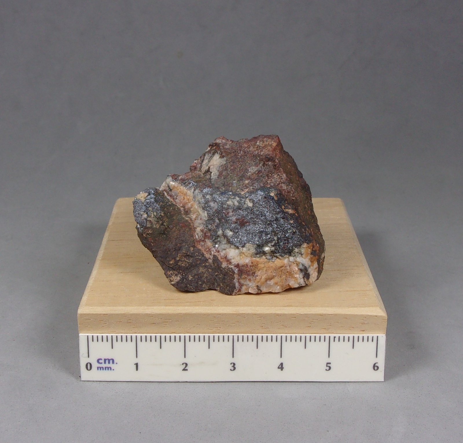 Clausthalita
4,2 x 3,5 x 2 cm.
(Autor: J. G. Alcolea)