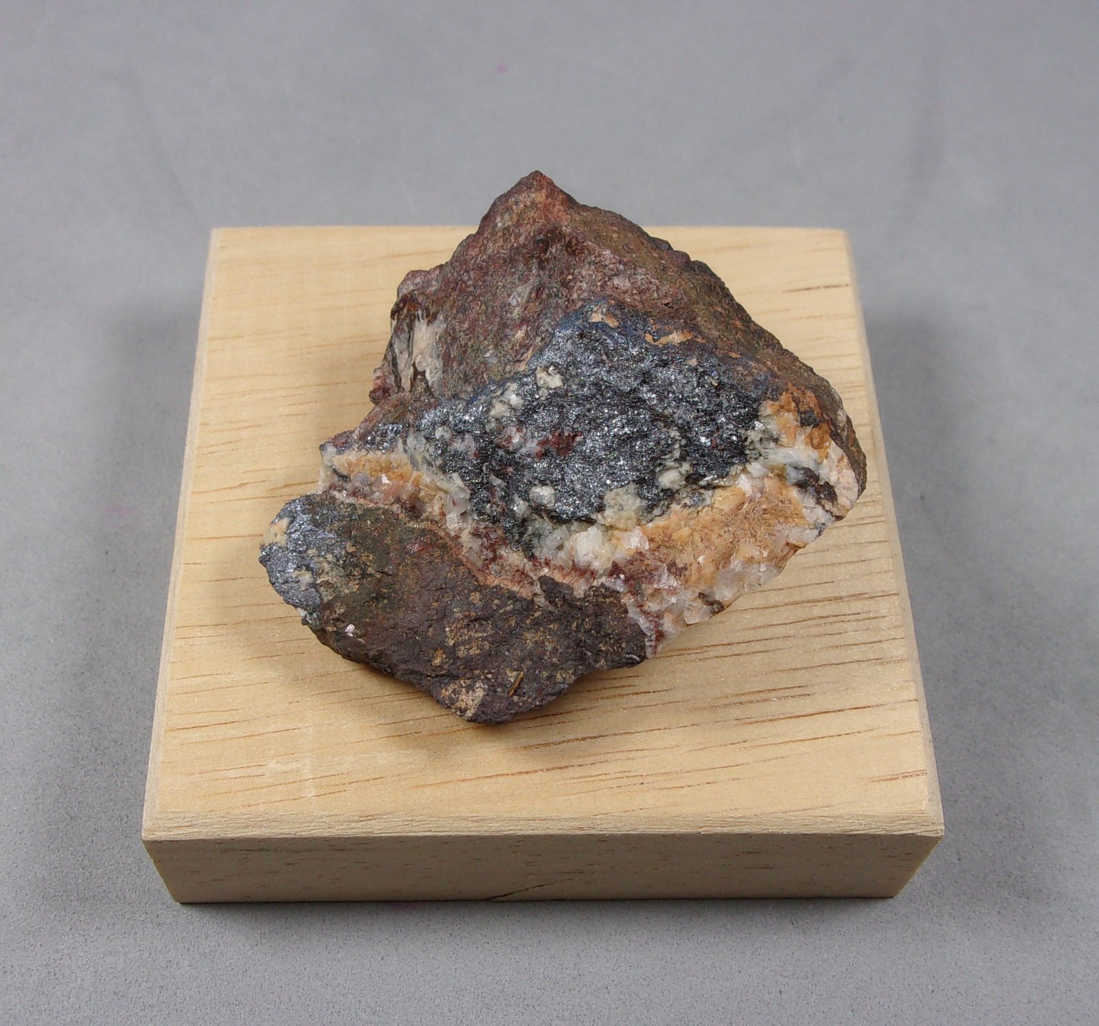 Clausthalita
4,5 x 3,5 x 1,8 cm.
(Autor: J. G. Alcolea)