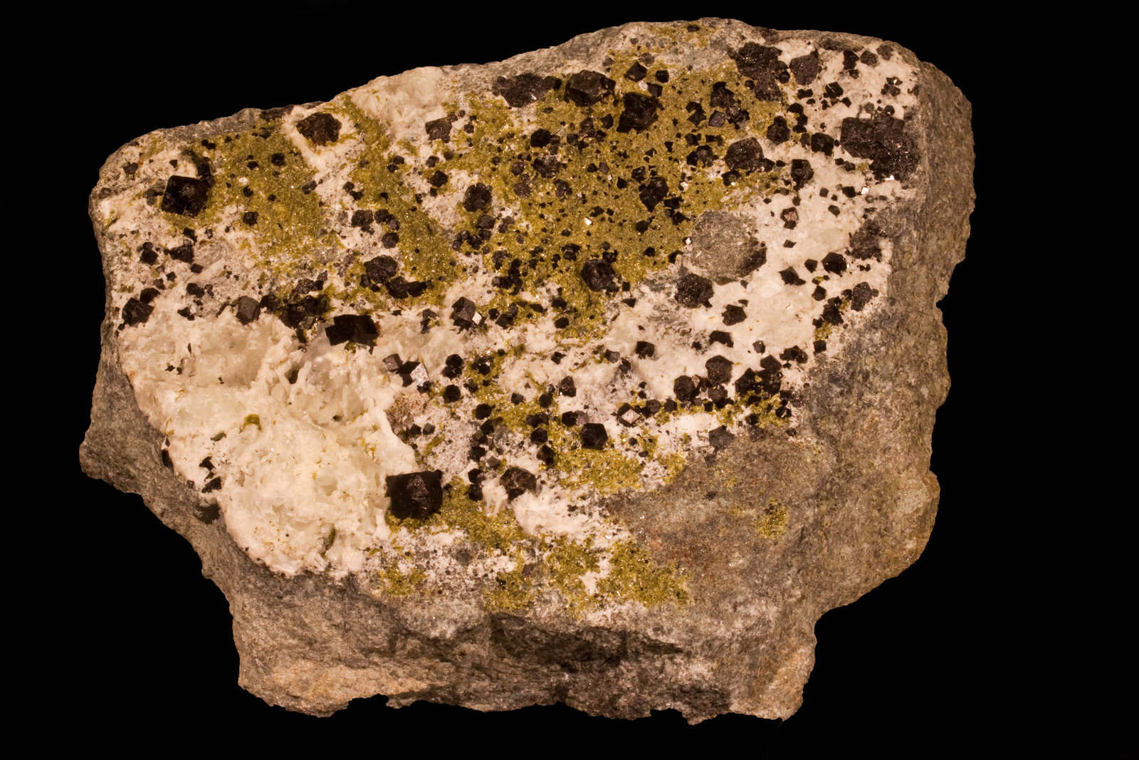 Andradita (variedad melanito), Epidota, Prehnita
16,5 x 13 x 6 cm
(Autor: carles)