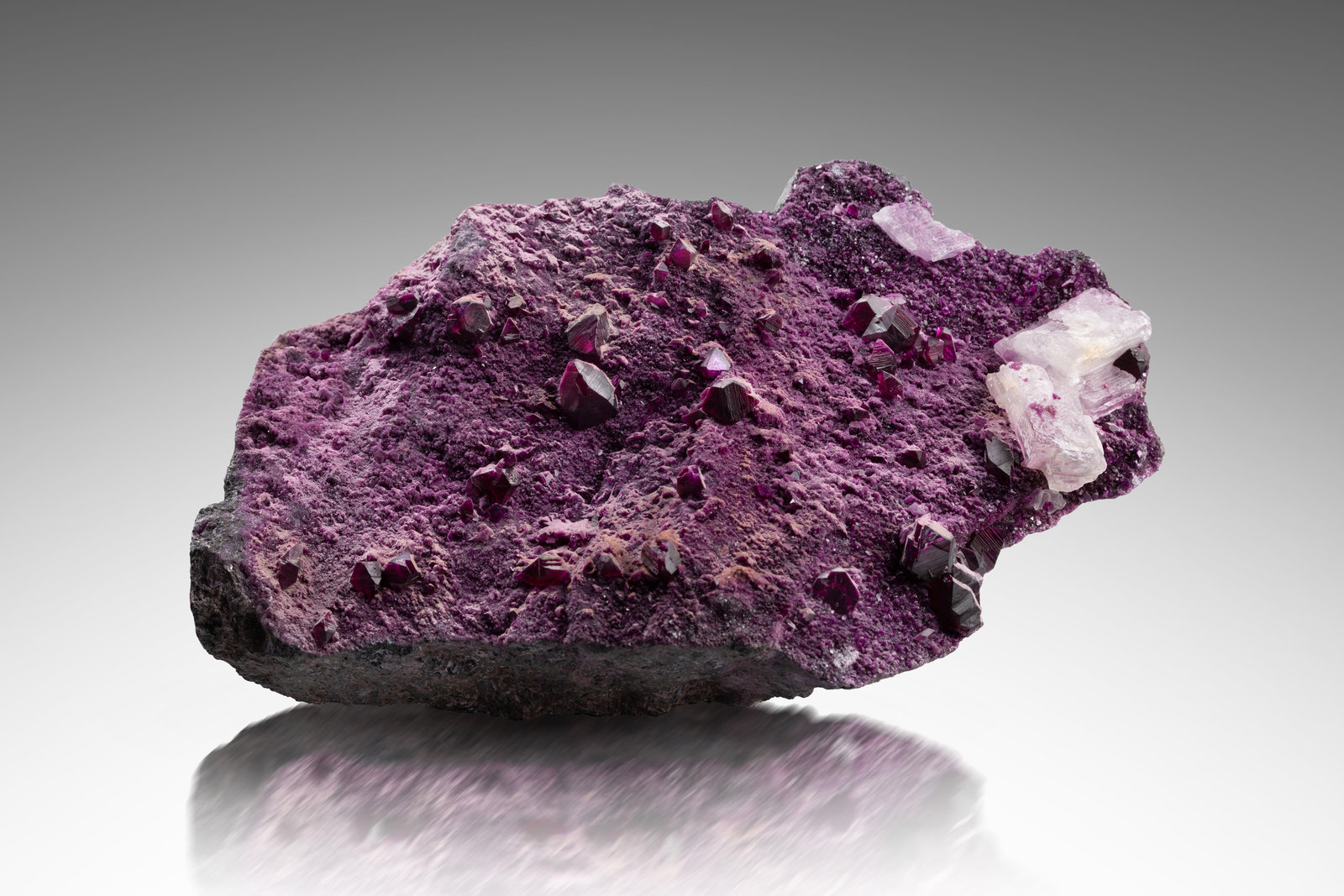 Clinocloro (variedad kämmererita)
16 x 10 x 4 cm / cristal principal: 1.2 cm
(Autor: Museo MIM)