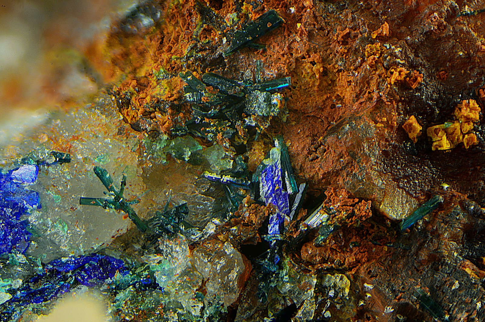 Clinoclasa y azurita
Campo de visión de 1 mm
(Autor: Antonio Carmona)