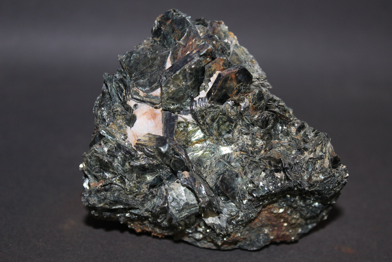 Clinocloro
Concepción mining group, Minas del Peñoncillo, Ojén, Comarca Costa del Sol Occidental, Málaga, Andalusia, Spain
80 x 80 mm
(Autor: Joaquin Blanco Cortina)