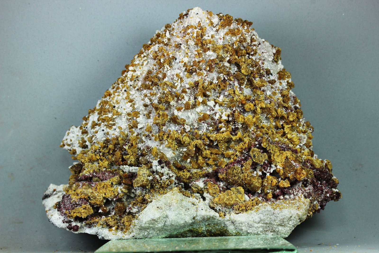 Clinohumita y Espinela
103x97x30 mm.
(Autor: Juan Espino)