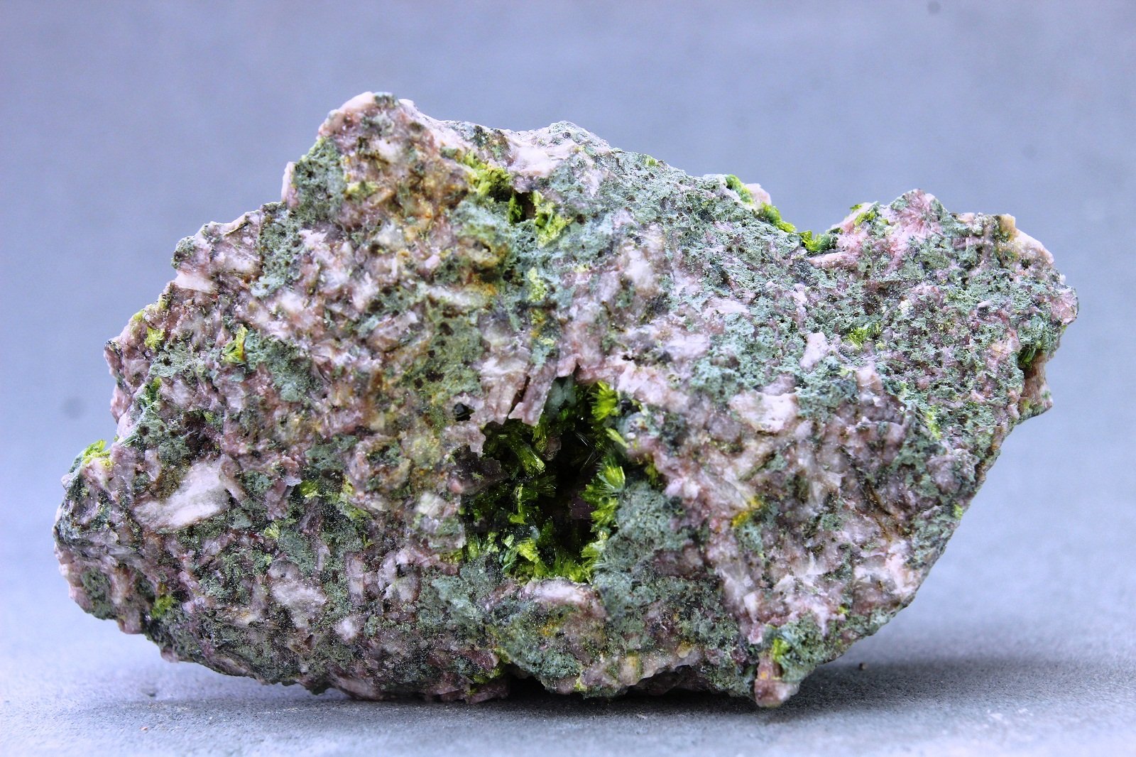 Clinozoisita
50x28x14 mm
(Autor: Juan Espino)