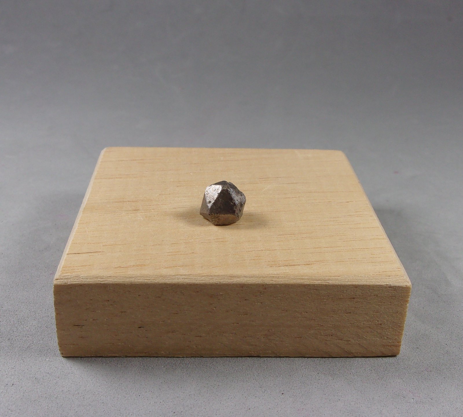 Cobaltita
0,8 x 0,7 x 0,7 cm.
(Autor: J. G. Alcolea)