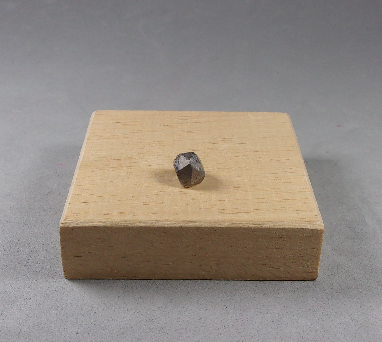 Cobaltita
0,8 x 0,7 x 0,7 cm.
(Autor: J. G. Alcolea)