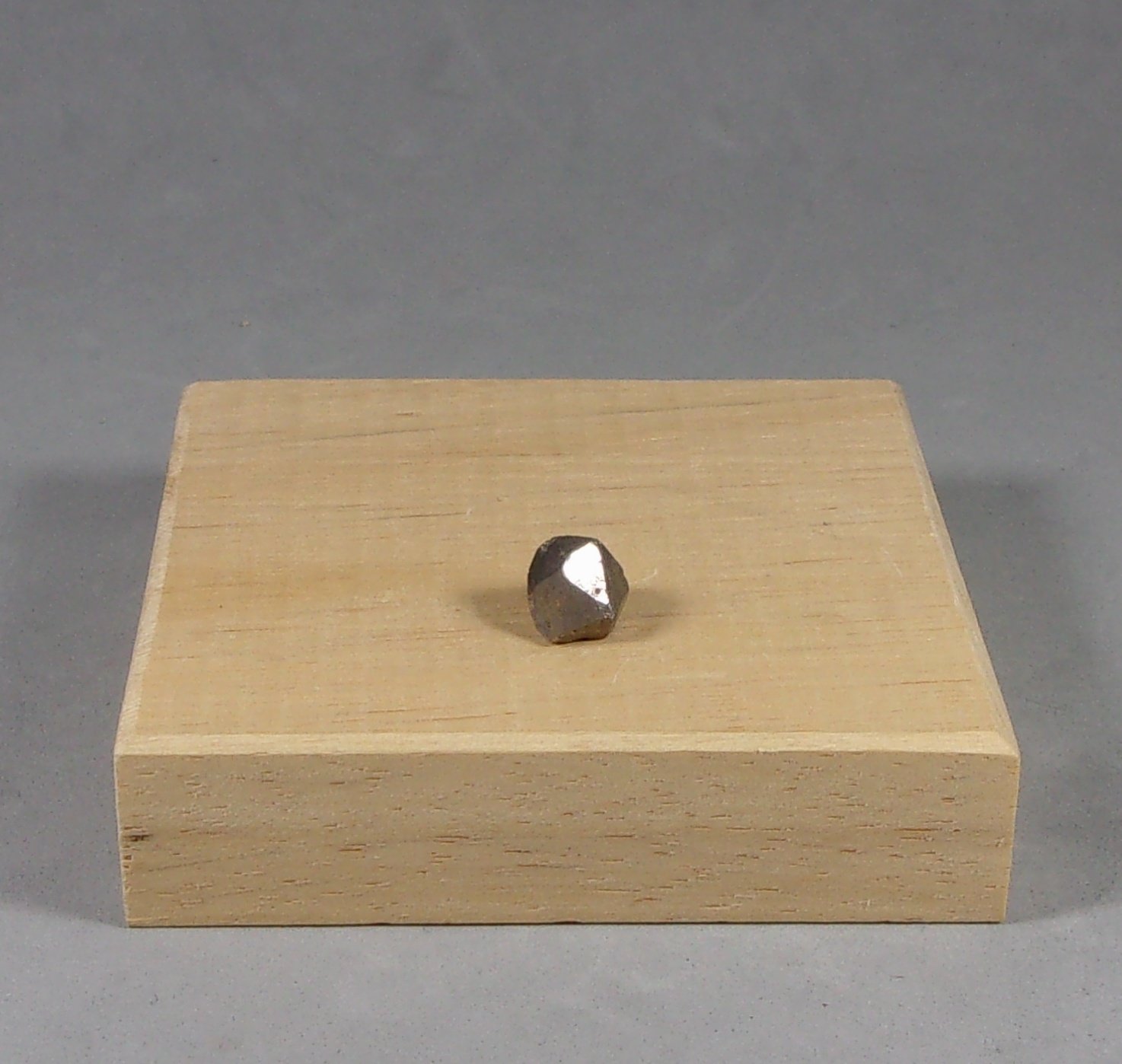 Cobaltita
0,8 x 0,7 x 0,7 cm.
(Autor: J. G. Alcolea)
