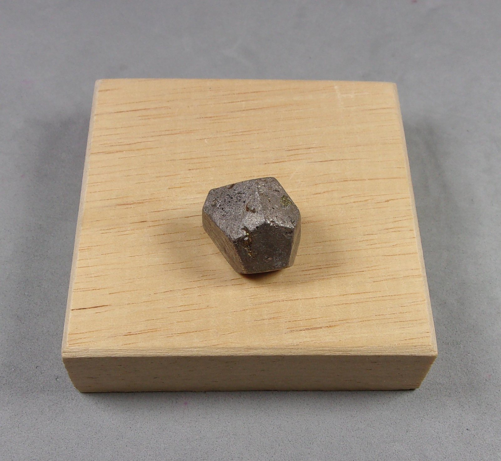 Cobaltita
1,7 x 1,3 x 1,2 cm
(Autor: J. G. Alcolea)