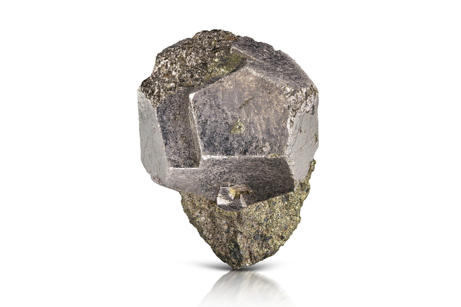 Cobaltita con Calcopirita
5 x 6.5 x 3 cm / cristal principal: 5.1 cm
(Autor: Museo MIM)