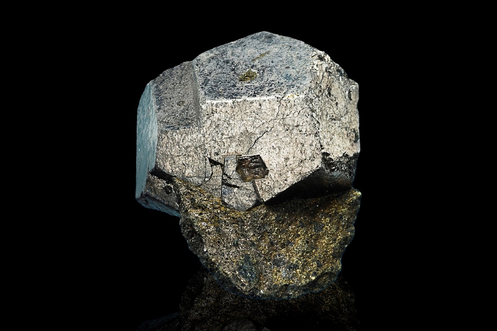 Cobaltita con Calcopirita
5 x 6.5 x 3 cm / cristal principal: 5.1 cm
(Autor: Museo MIM)