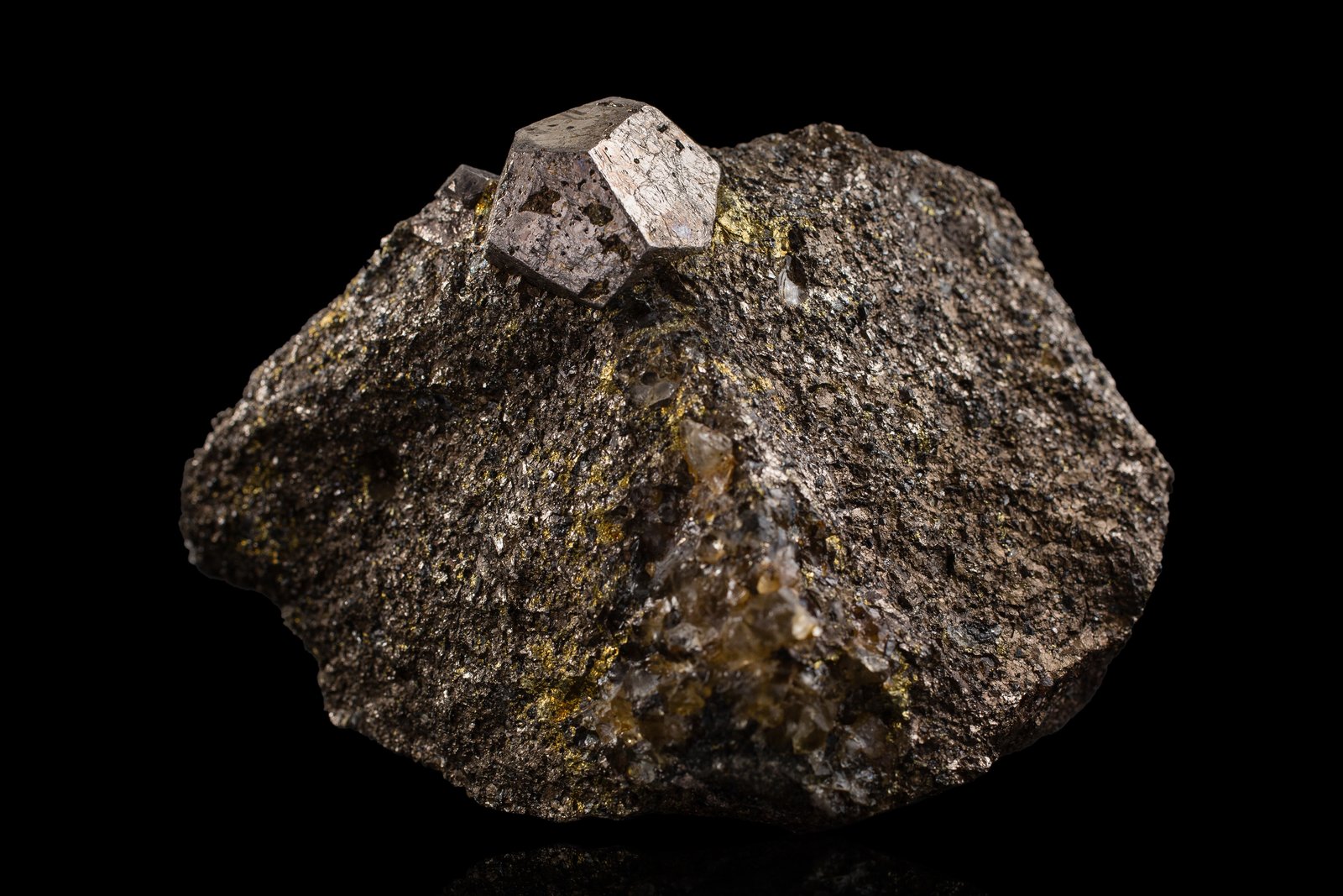 Cobaltita en Calcopirita
8.5 x 5.5 x 5.5 cm / Cristal principal: 2 cm
(Autor: Museo MIM)