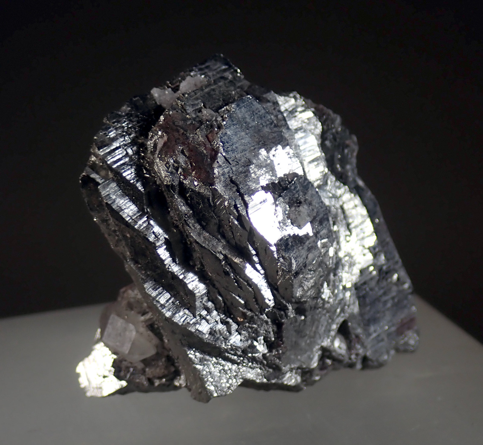 Arsenopirita y Cuarzo
Medida: 4,0 x 3,8 x 2,2 cms
(Autor: Joan Martinez Bruguera)