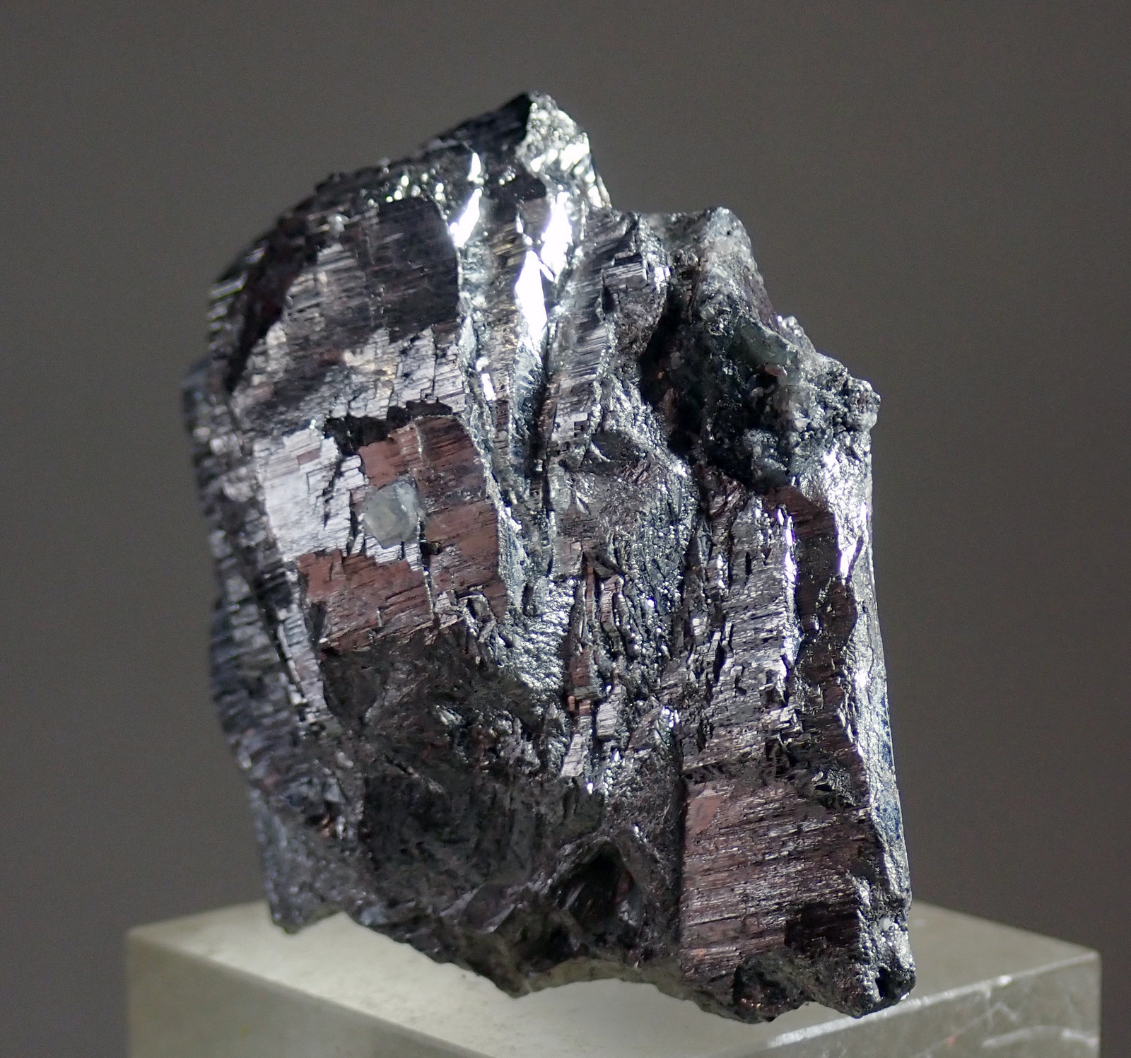 Arsenopirita y Cuarzo
Medida: 4,0 x 3,8 x 2,2 cms
(Autor: Joan Martinez Bruguera)