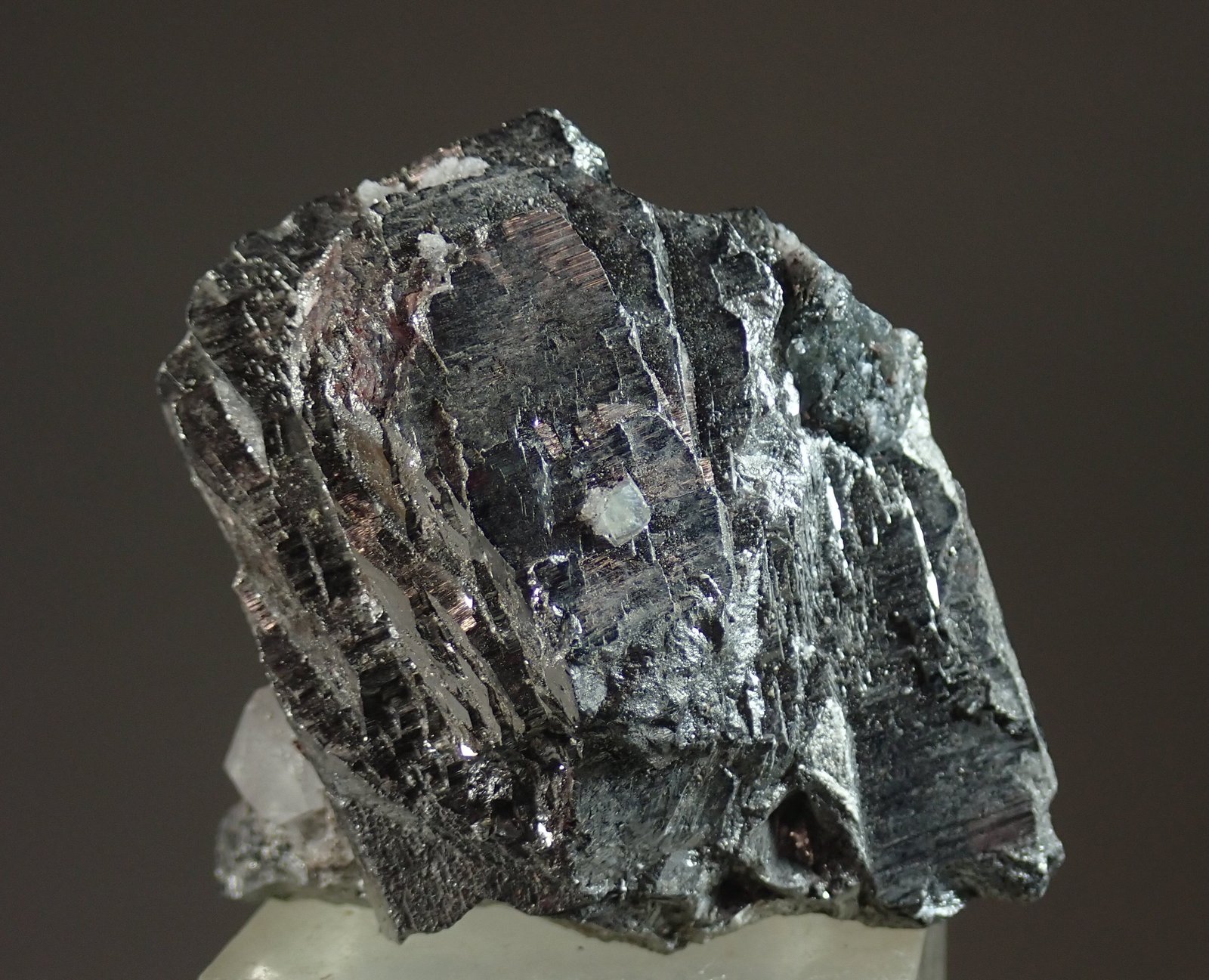 Arsenopirita y Cuarzo
Medida: 4,0 x 3,8 x 2,2 cms
(Autor: Joan Martinez Bruguera)