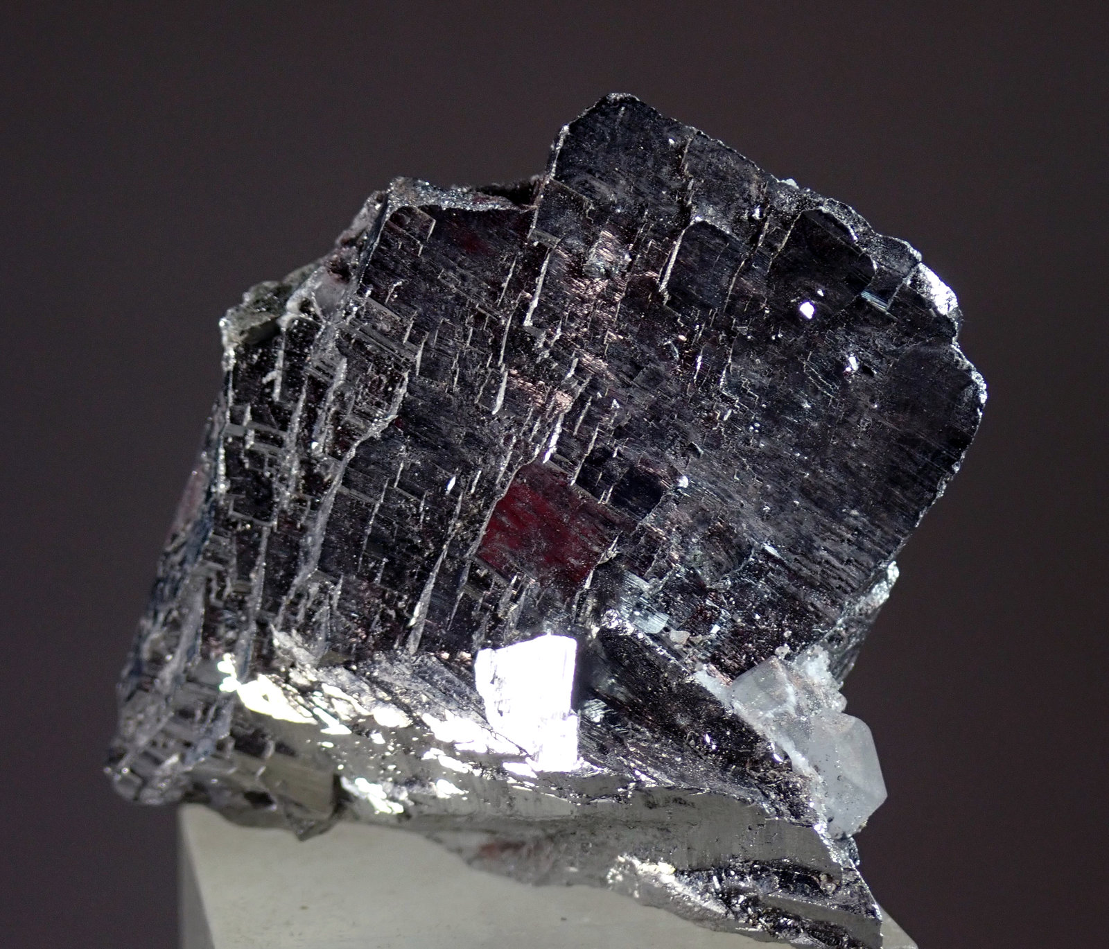 Arsenopirita y Cuarzo
Medida: 4,0 x 3,8 x 2,2 cms
(Autor: Joan Martinez Bruguera)