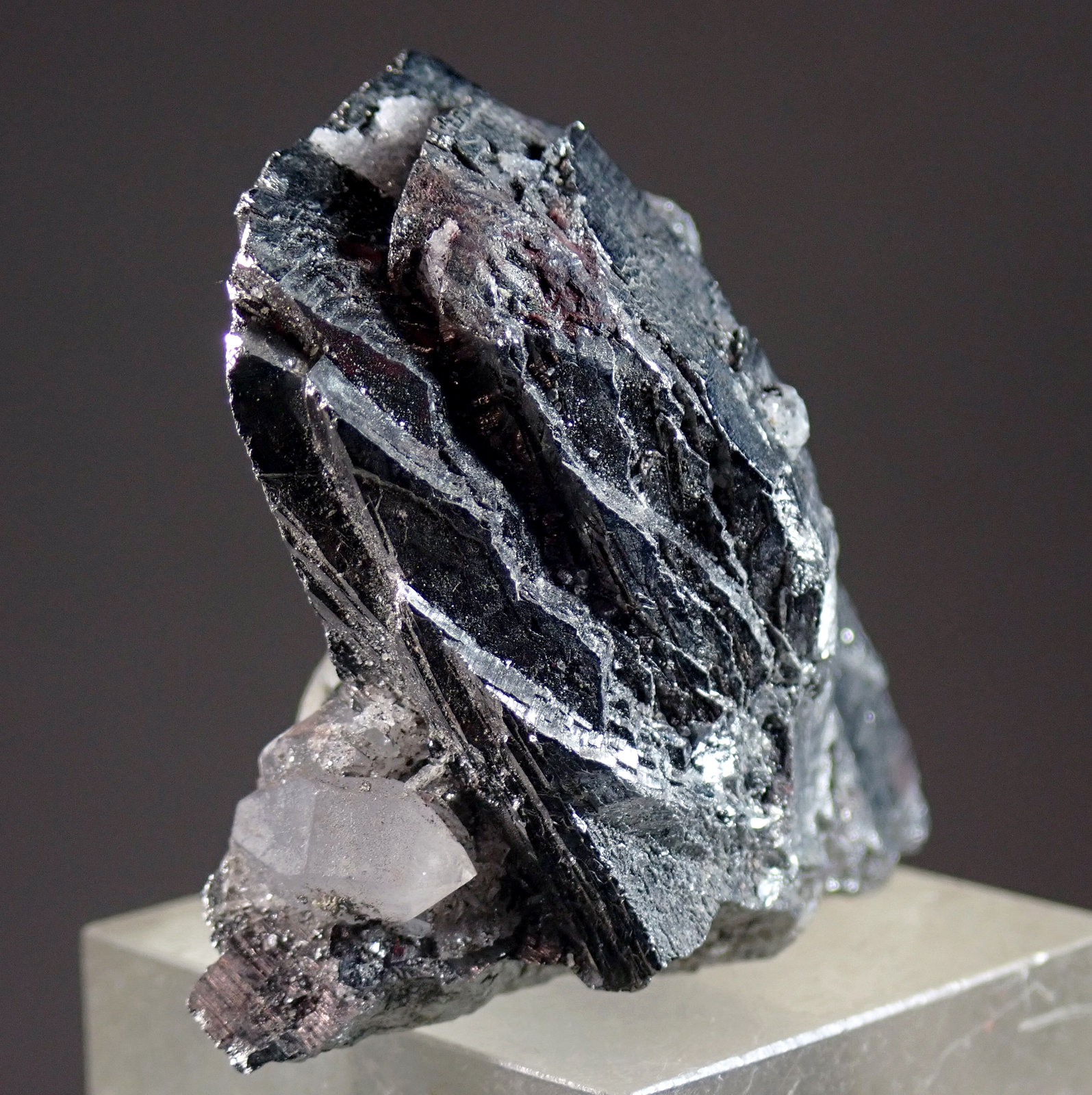 Arsenopirita y Cuarzo
Medida: 4,0 x 3,8 x 2,2 cms
(Autor: Joan Martinez Bruguera)