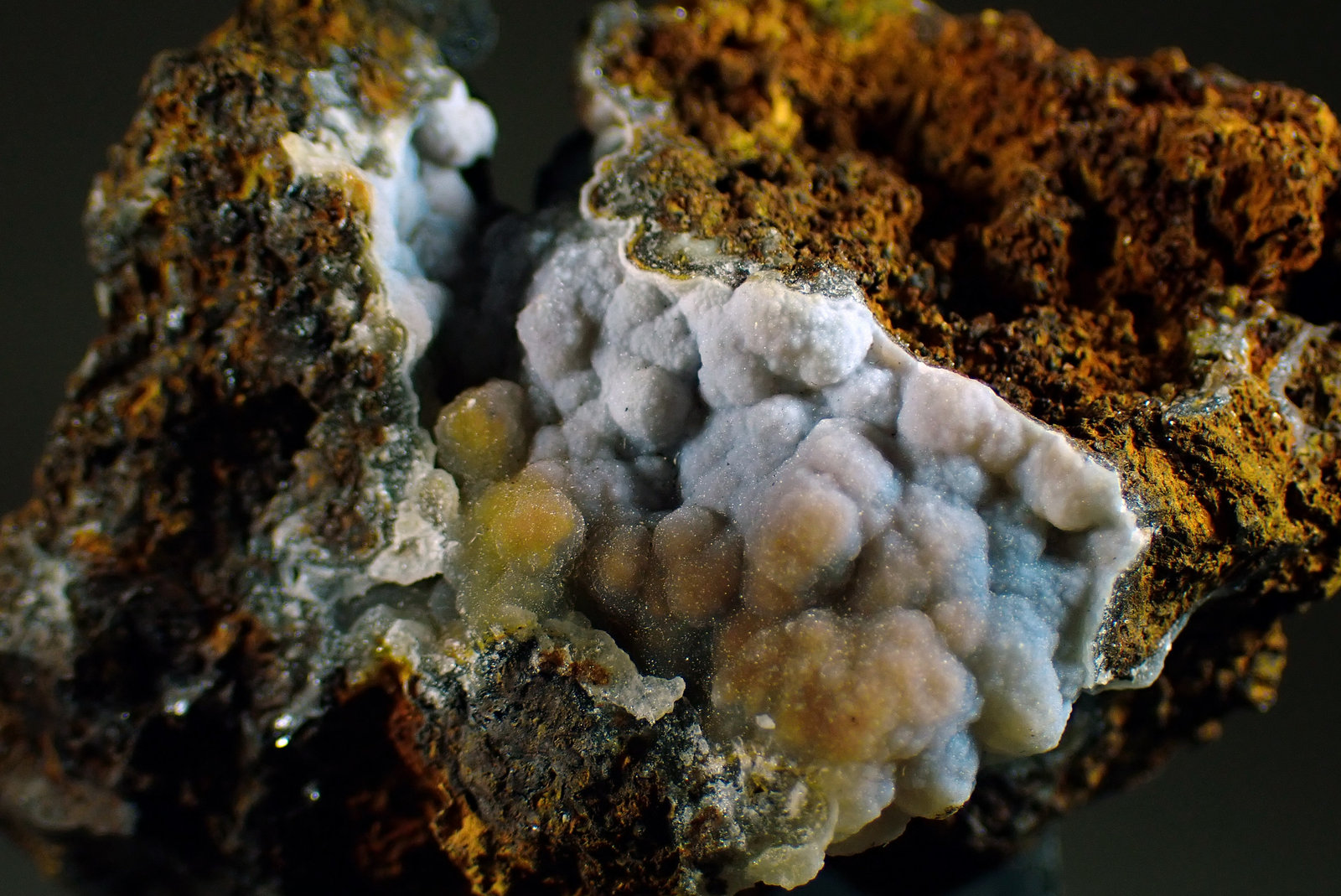 Cuarzo (variedad Calcedonia)
Medida: 5,4 x 3,6 x 3,2 cms
(Autor: Joan Martinez Bruguera)