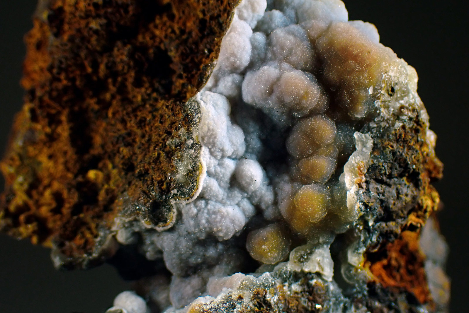 Cuarzo (variedad Calcedonia)
Medida: 5,4 x 3,6 x 3,2 cms
(Autor: Joan Martinez Bruguera)