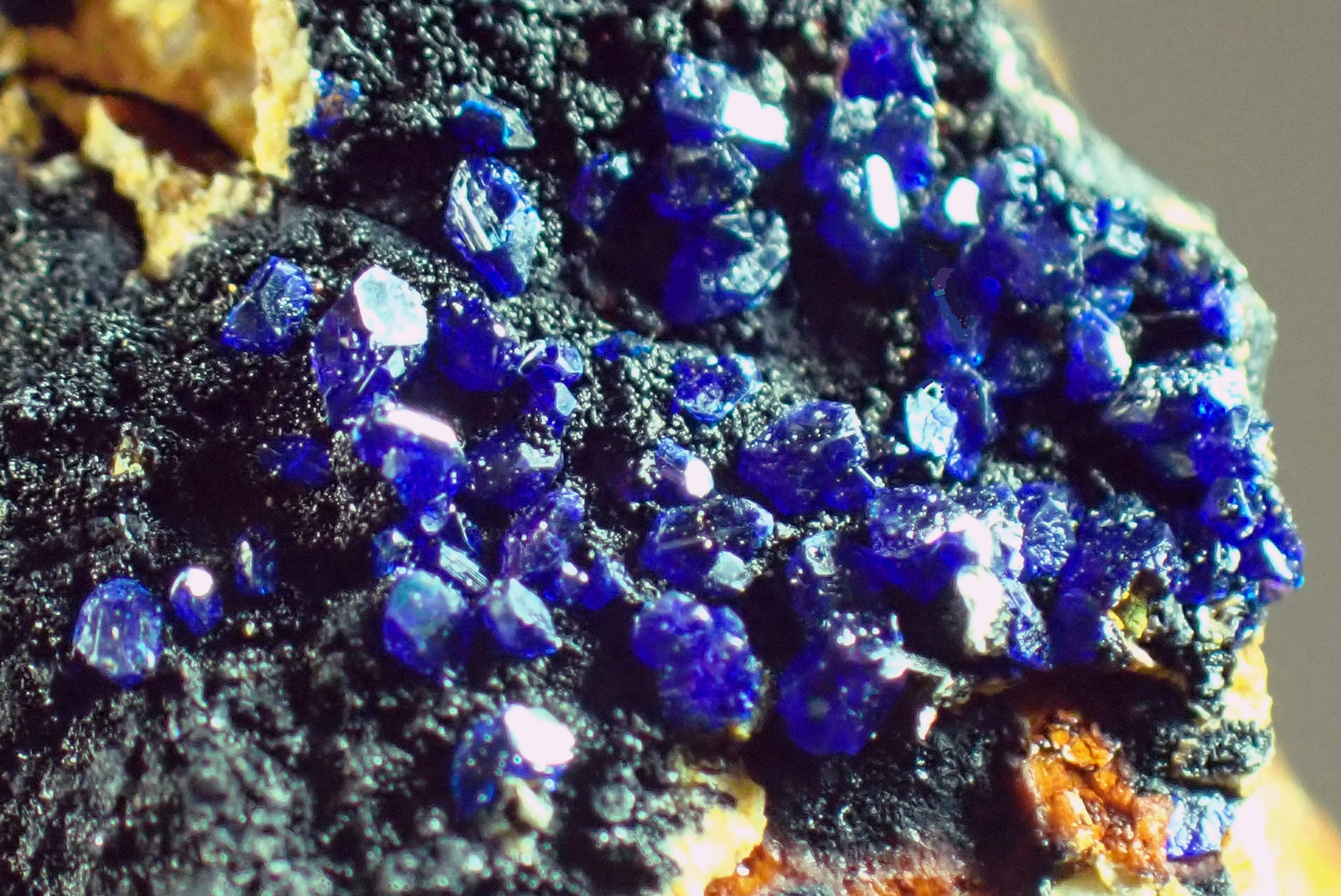 Azurita
Medida: 5,0 x 3,4 x 3,1 cms
(Autor: Joan Martinez Bruguera)
