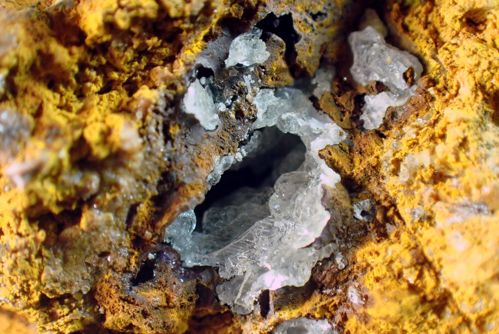 Hemimorfita
Medida: 4,1 x 3,2 x 2,6 cm
(Autor: Joan Martinez Bruguera)