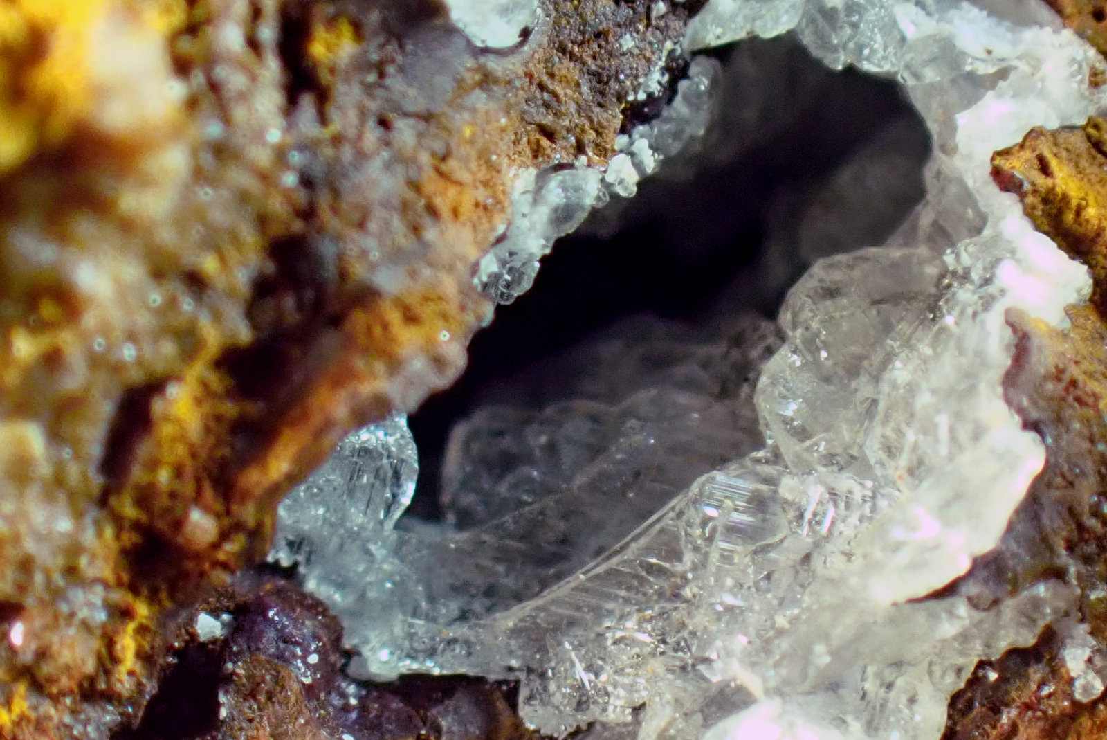 Hemimorfita
Medida: 4,1 x 3,2 x 2,6 cm
(Autor: Joan Martinez Bruguera)