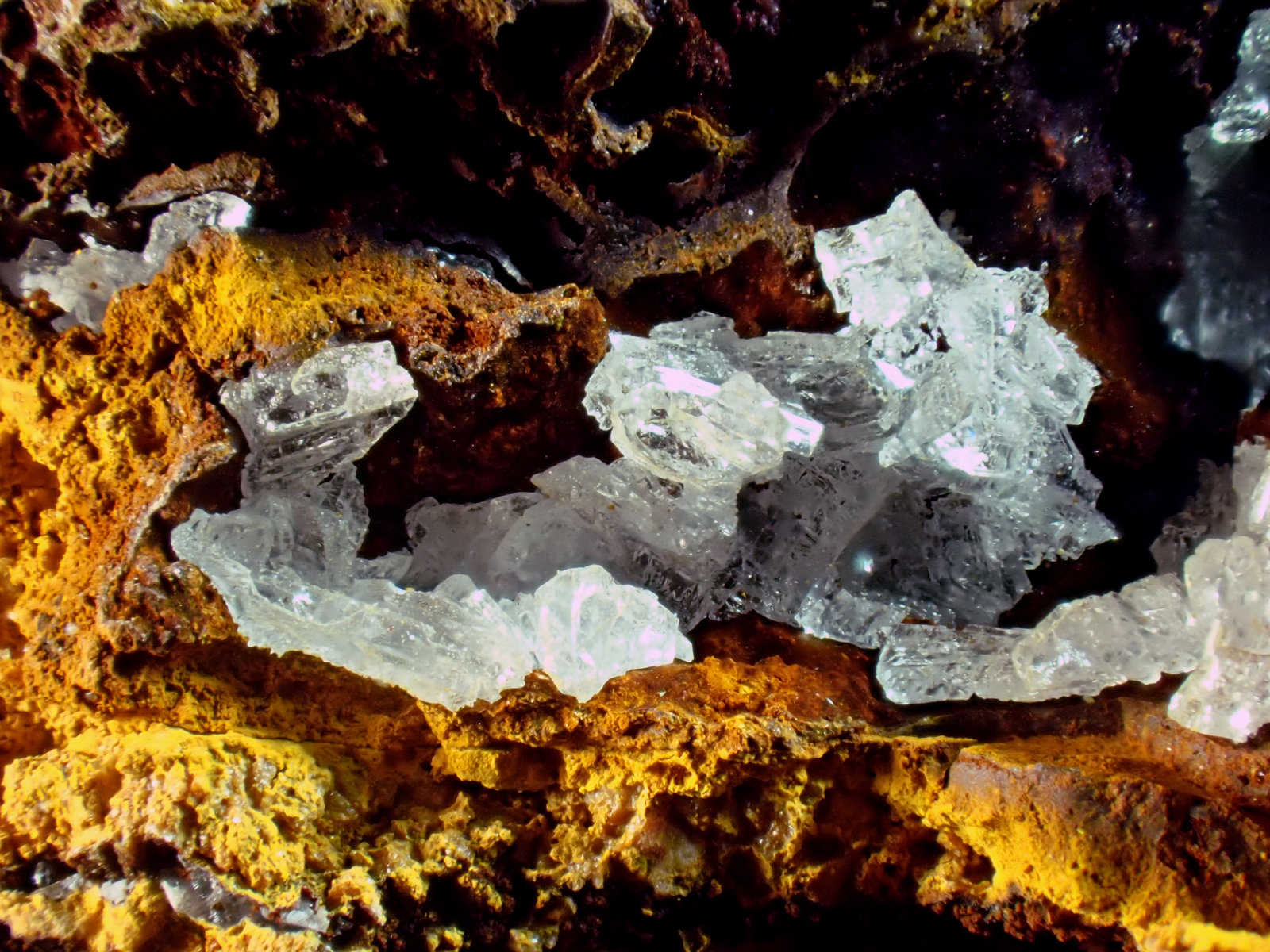Hemimorfita
Medida: 4,1 x 3,2 x 2,6 cm
(Autor: Joan Martinez Bruguera)