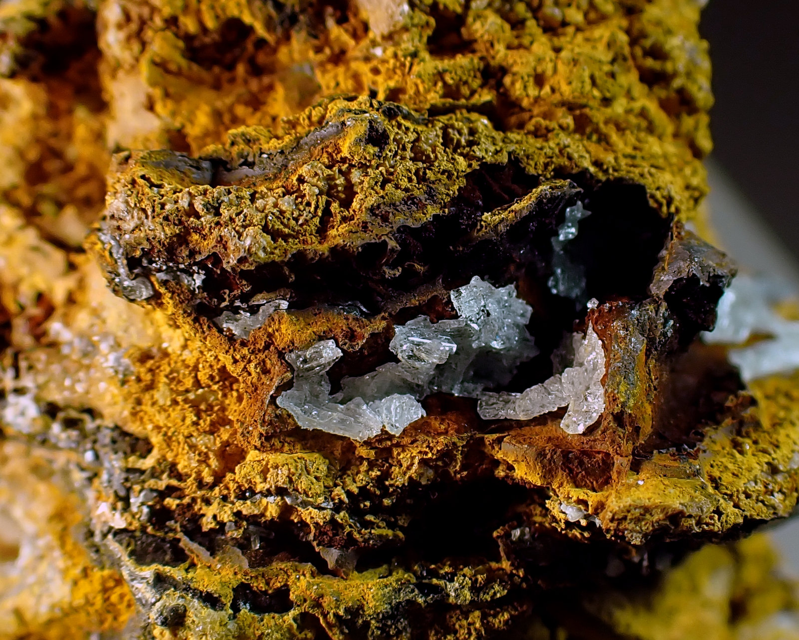 Hemimorfita
Medida: 4,1 x 3,2 x 2,6 cm
(Autor: Joan Martinez Bruguera)