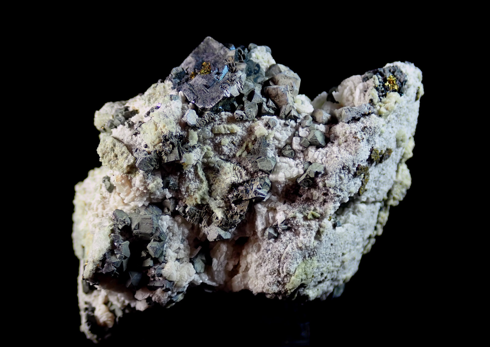 Galena, Calcopirita y Dolomita
Medida: 6,1 x 4,5 x 2,2 cms
(Autor: Joan Martinez Bruguera)