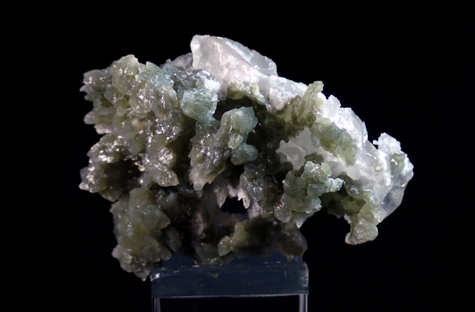 Cuarzo y Cuarzo (variedad prasio)
Medida: 5,5 x 4,0 x 2,7 cms
(Autor: Joan Martinez Bruguera)