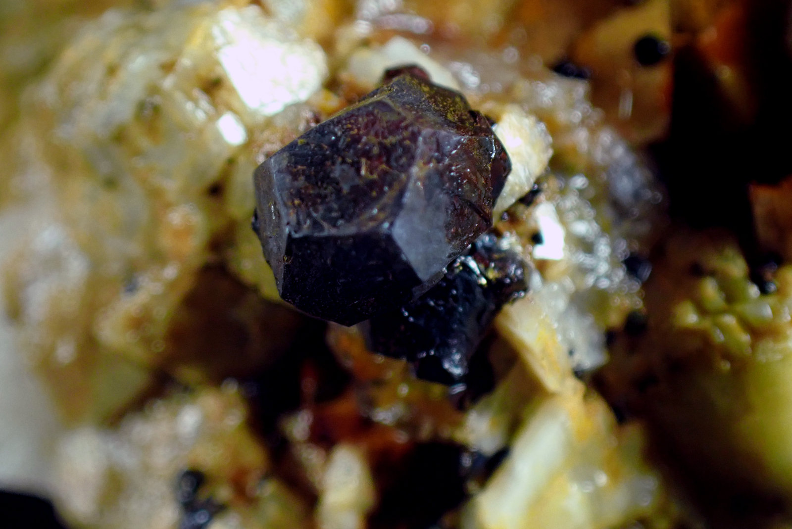 Pirita pseudomórfica de Goethita y Dolomita
Medida: 4,6 x 4,3 x 3,4 cms
(Autor: Joan Martinez Bruguera)