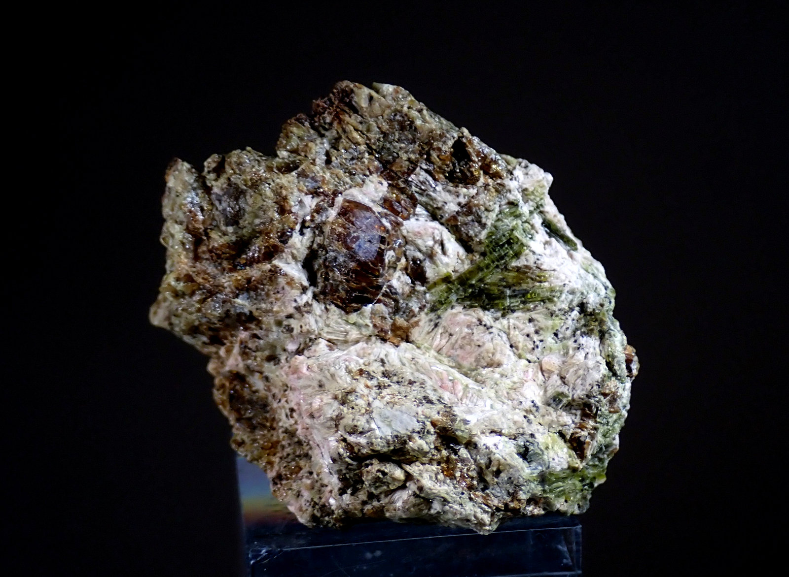 Granate y Epidota
Medida: 4,1 x 3,5 x 3,4 cms
(Autor: Joan Martinez Bruguera)
