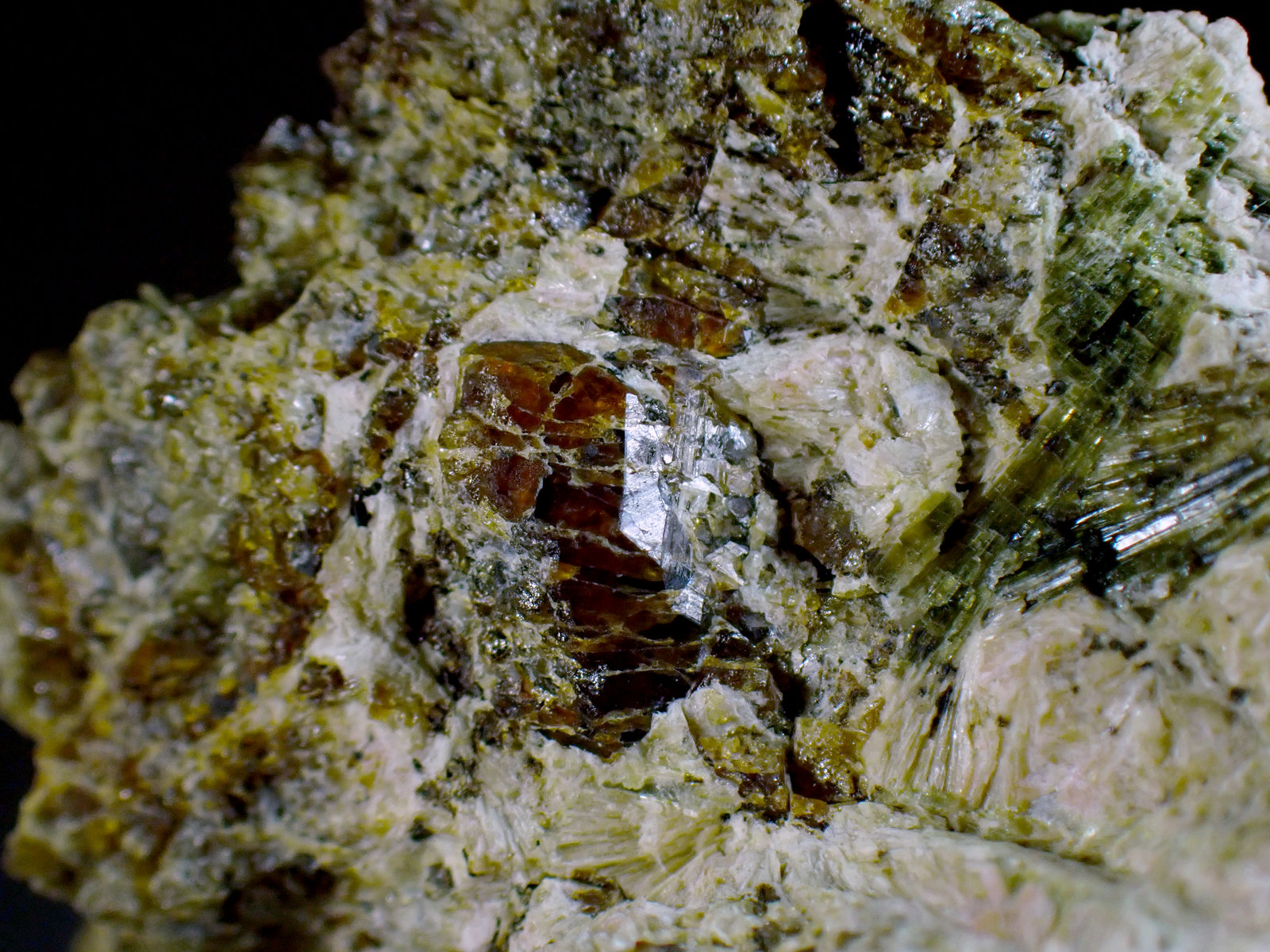 Granate y Epidota
Medida: 4,1 x 3,5 x 3,4 cms
(Autor: Joan Martinez Bruguera)