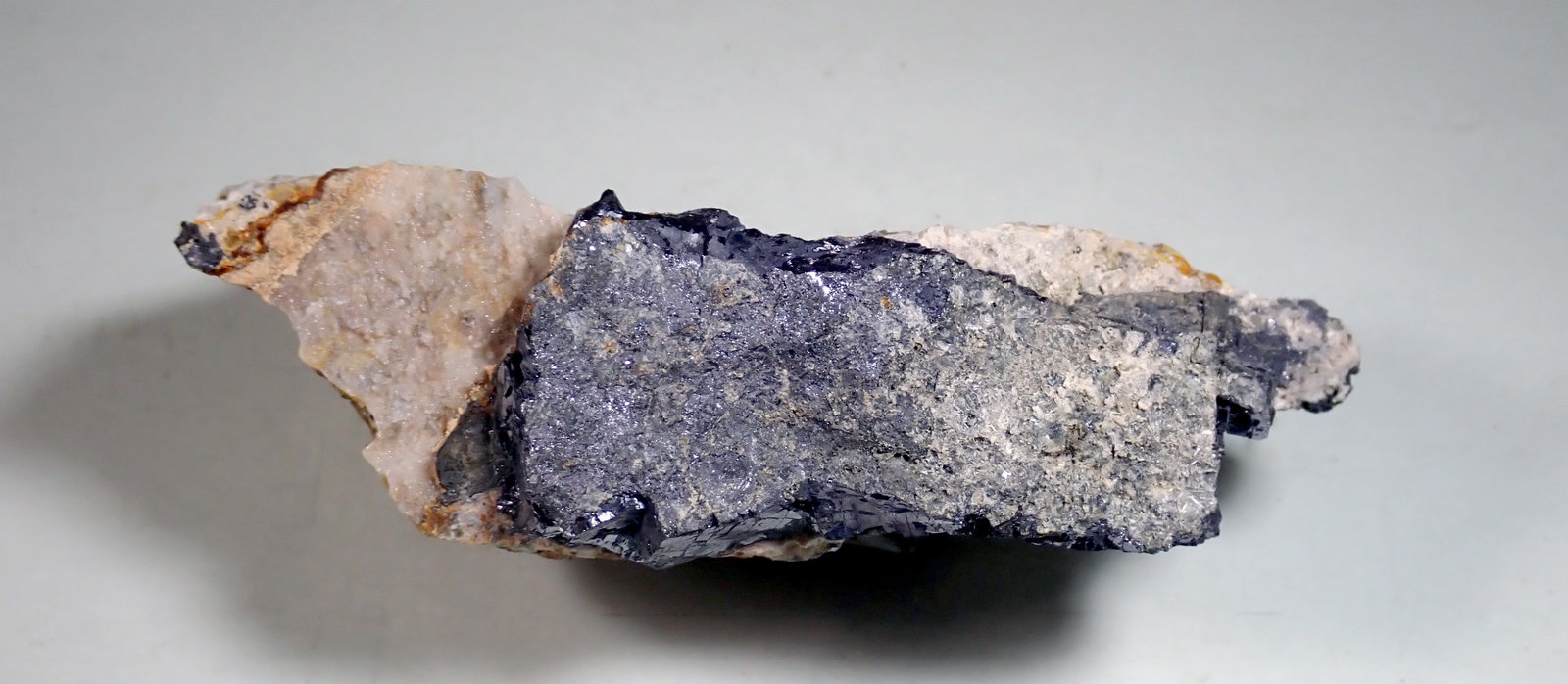 Cerusita, Galena y Cuarzo
Medida: 8,5 x 2,6 x 2,0 cms
(Autor: Joan Martinez Bruguera)