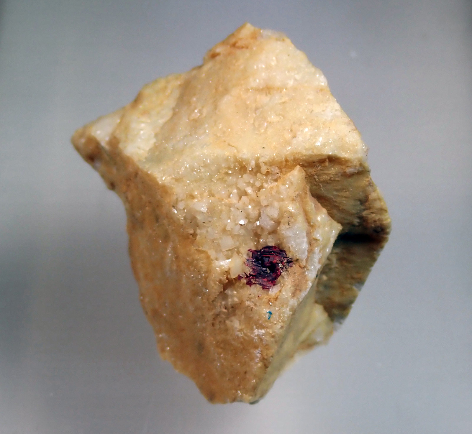 Cinabrio y Dolomita
Medida: 3,6 x 3,0 x 2,6 cms
(Autor: Joan Martinez Bruguera)