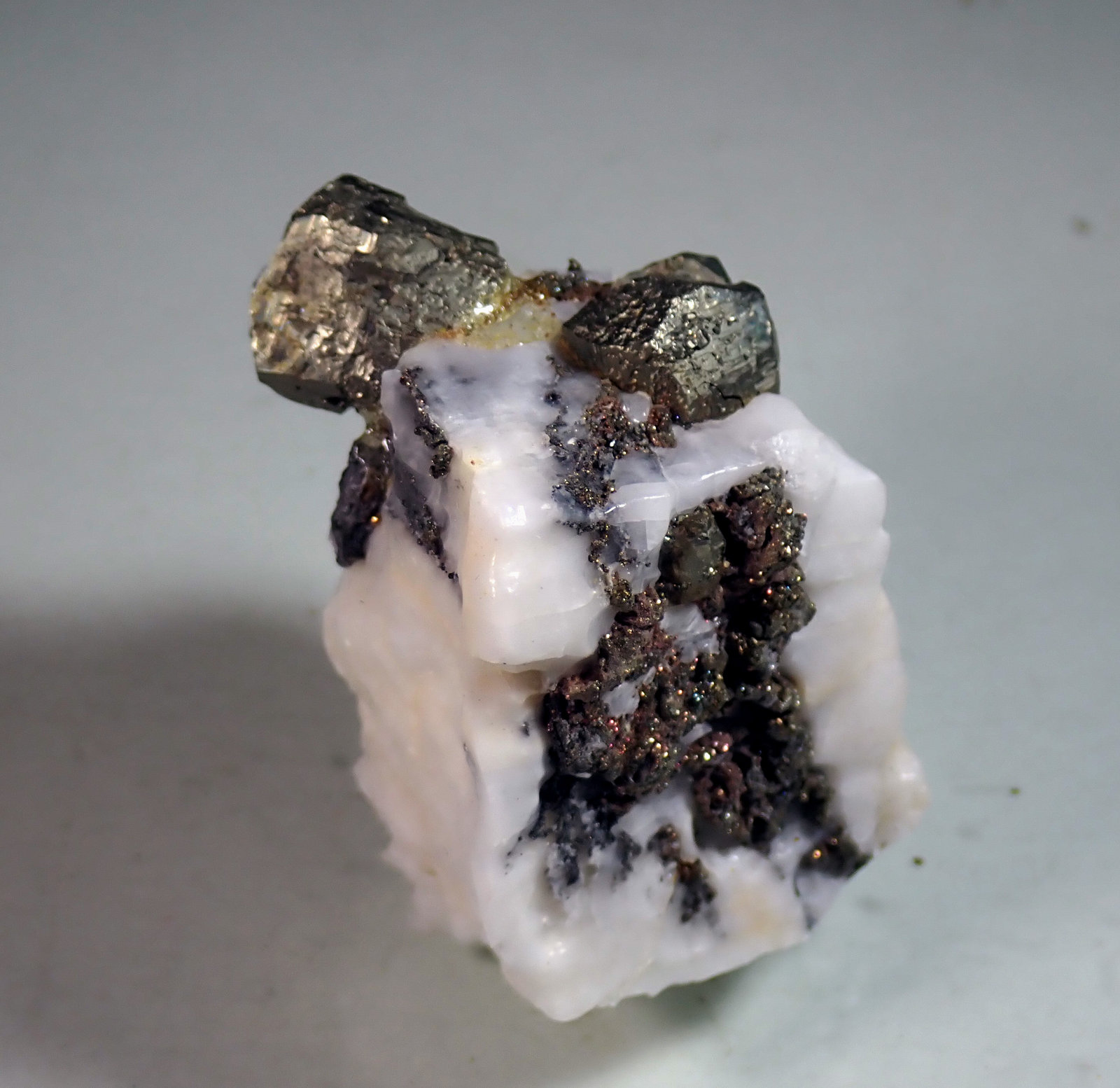 Pirita y Calcita
Medida: 4,3 x 3,0 x 2,6 cms
(Autor: Joan Martinez Bruguera)