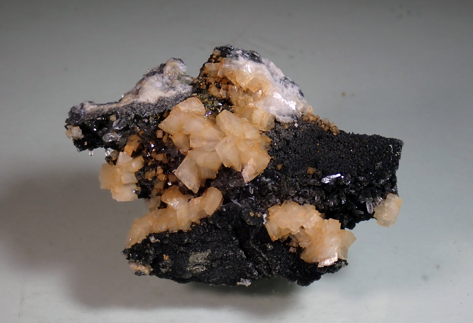 Dolomita, Pirita, Cuarzo y Clinocloro
Medida: 6,0 x 4,2 x 1,6 cms
(Autor: Joan Martinez Bruguera)