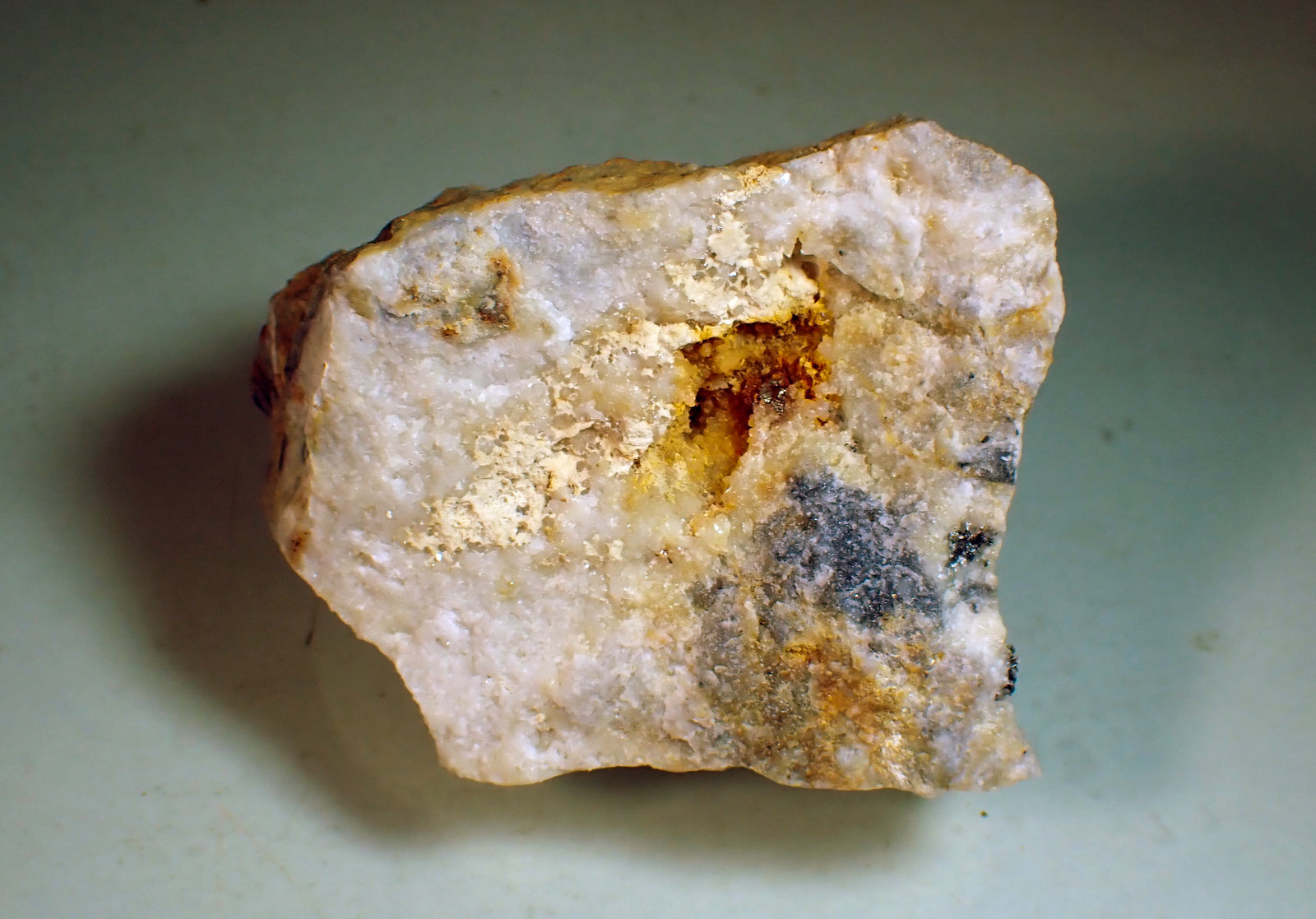 Estibiconita, Stibnita (Estibina) y Cuarzo
Medida: 5,8 x 4,5 x 2,1 cms
(Autor: Joan Martinez Bruguera)