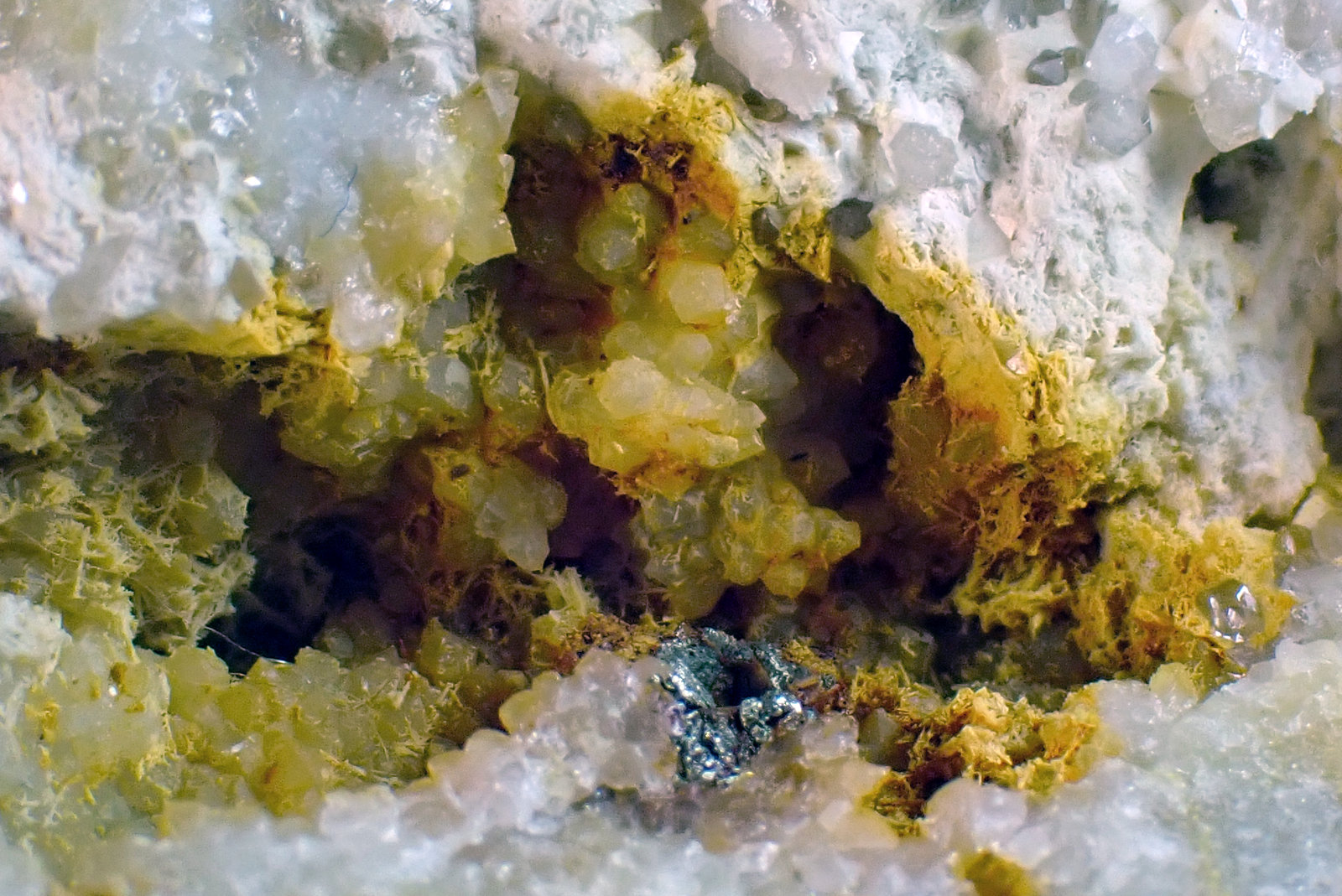 Estibiconita, Stibnita (Estibina) y Cuarzo
Medida: 5,8 x 4,5 x 2,1 cms
(Autor: Joan Martinez Bruguera)